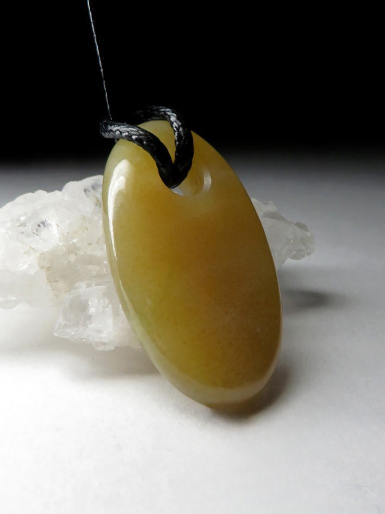 Honey Jade Anhänger an Kordel Gelb Oval Geschenk Vintage handgeschnitzte Maskottchen Talisman (Künstler*in) im Angebot