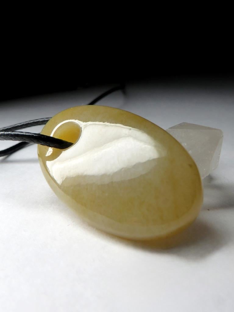 Honey Jade Anhänger an Kordel Gelb Oval Geschenk Vintage handgeschnitzte Maskottchen Talisman (Ovalschliff) im Angebot