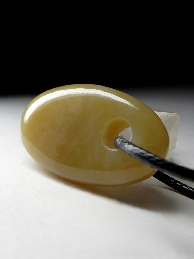 Honey Jade Anhänger an Kordel Gelb Oval Geschenk Vintage handgeschnitzte Maskottchen Talisman im Zustand „Neu“ im Angebot in Berlin, DE