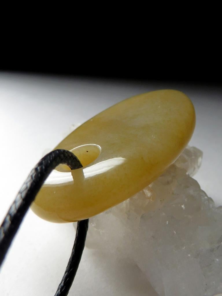 Honey Jade Anhänger an Kordel Gelb Oval Geschenk Vintage handgeschnitzte Maskottchen Talisman für Damen oder Herren im Angebot