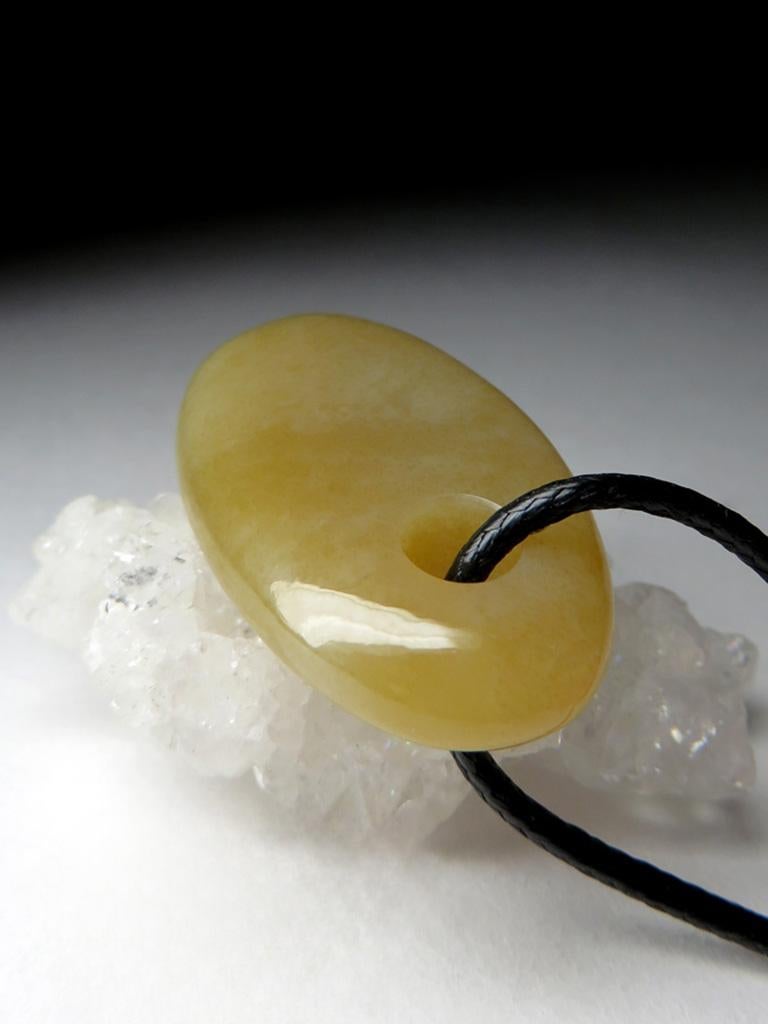 Honey Jade Anhänger an Kordel Gelb Oval Geschenk Vintage handgeschnitzte Maskottchen Talisman im Angebot 1