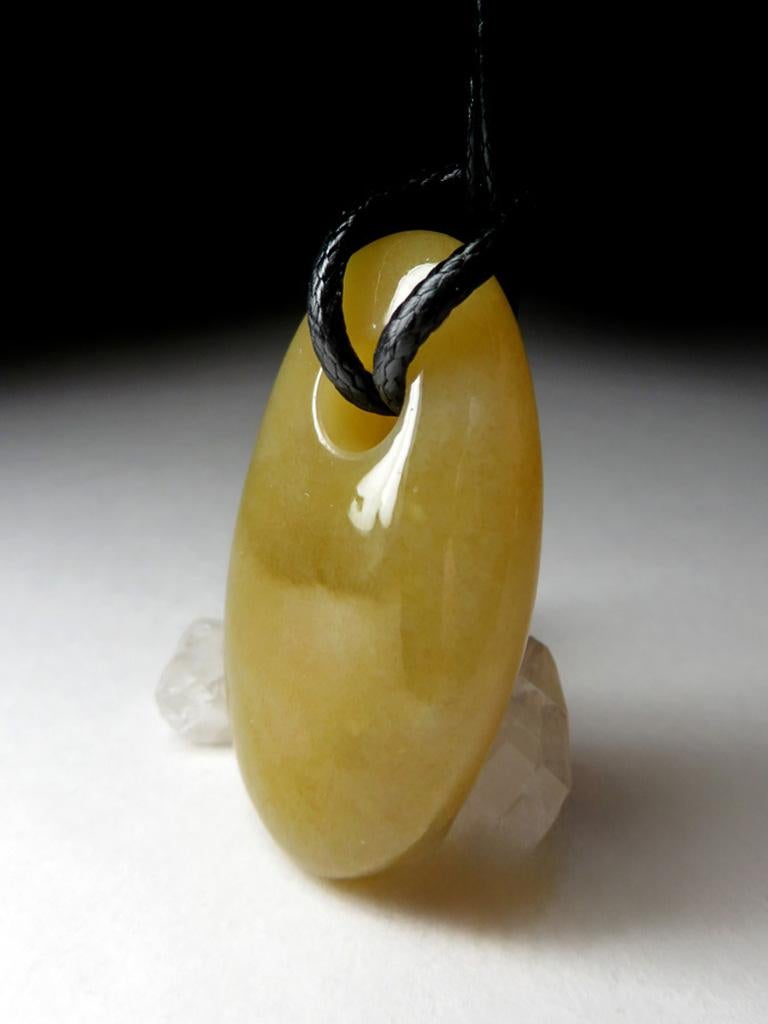 Honey Jade Anhänger an Kordel Gelb Oval Geschenk Vintage handgeschnitzte Maskottchen Talisman im Angebot 3
