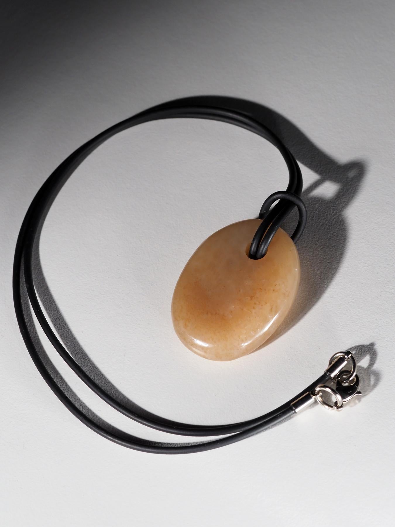 Honig Jade Anhänger auf Gummi Opaque Oval Nephrit Cabochon natürlichen Edelstein im Zustand „Neu“ im Angebot in Berlin, DE