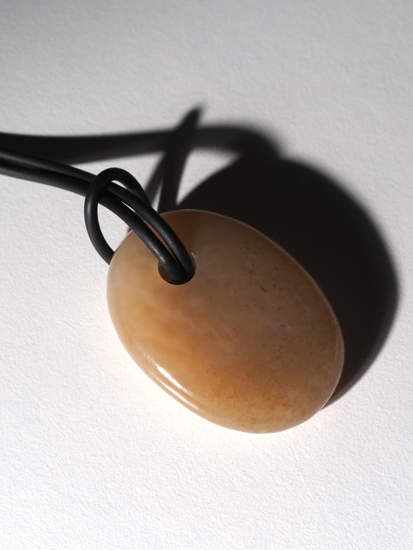 Honig Jade Anhänger auf Gummi Opaque Oval Nephrit Cabochon natürlichen Edelstein (Ovalschliff) im Angebot