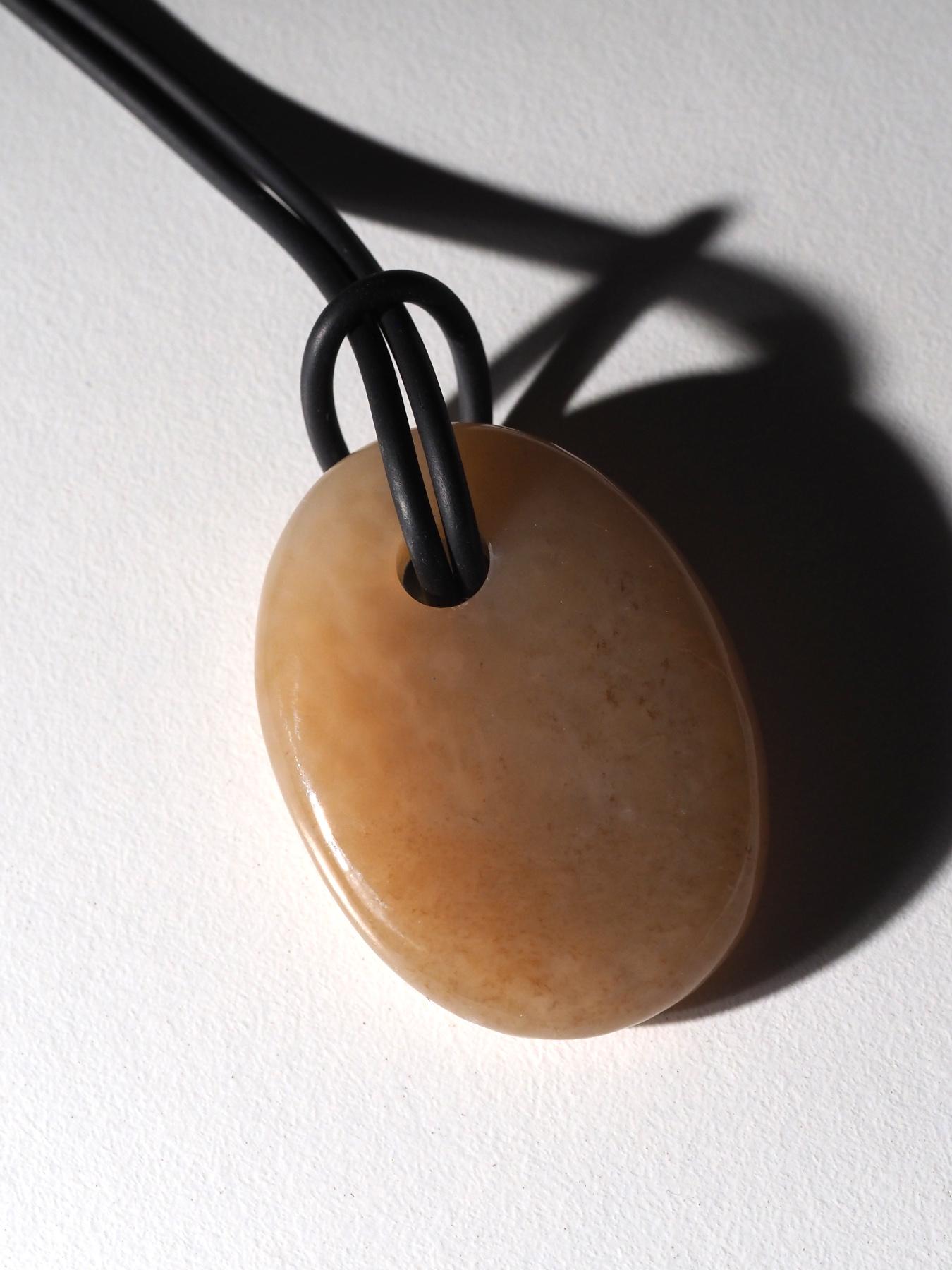 Honig Jade Anhänger auf Gummi Opaque Oval Nephrit Cabochon natürlichen Edelstein im Angebot 3