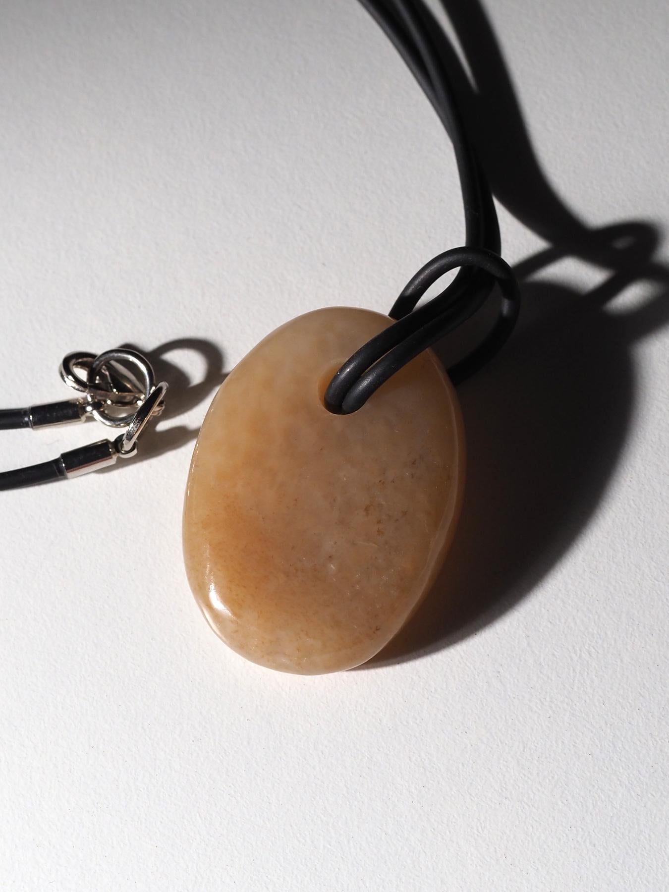 Honig Jade Anhänger auf Gummi Opaque Oval Nephrit Cabochon natürlichen Edelstein im Angebot 4