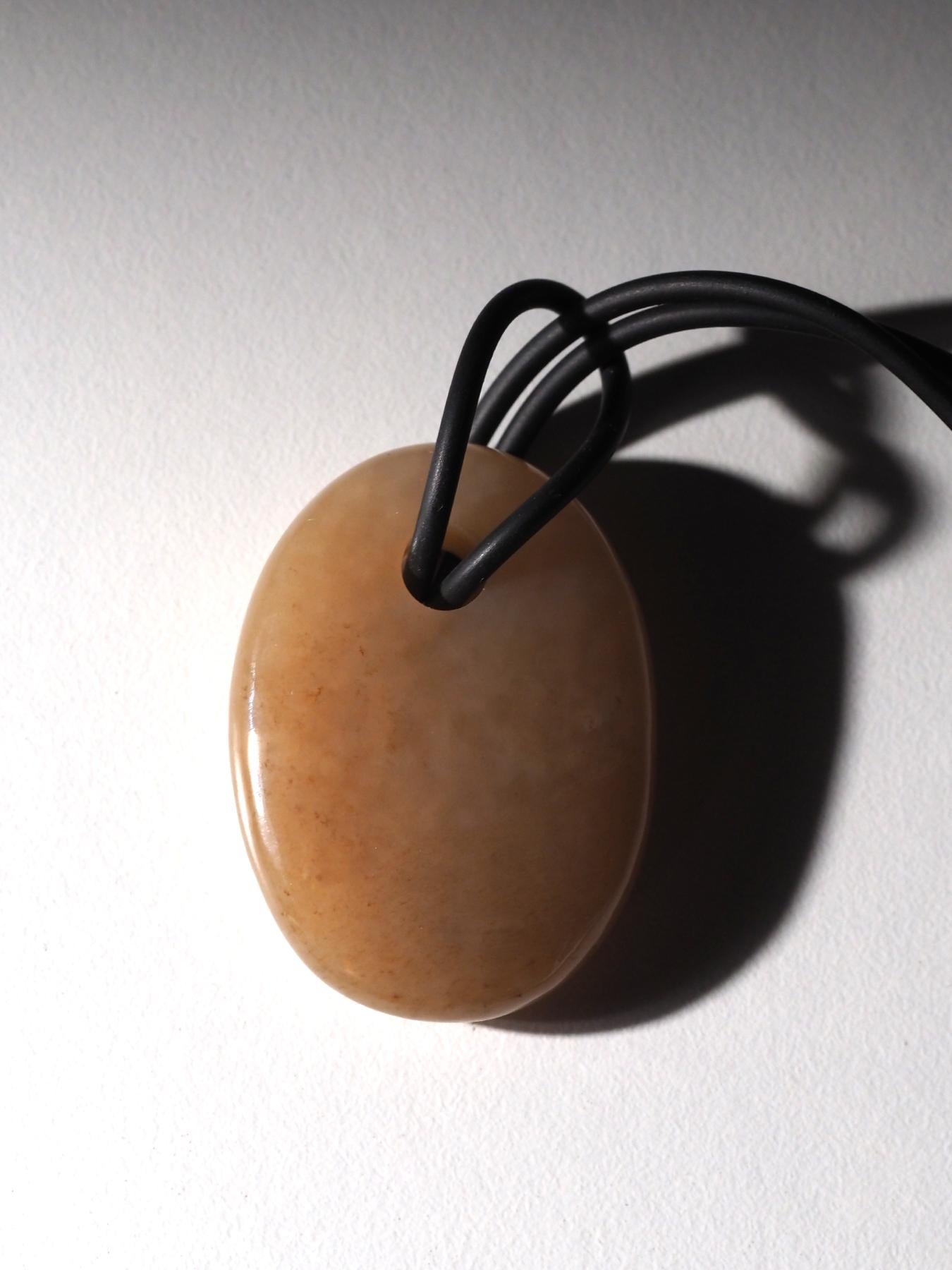 Honig Jade Anhänger auf Gummi Opaque Oval Nephrit Cabochon natürlichen Edelstein im Angebot 5