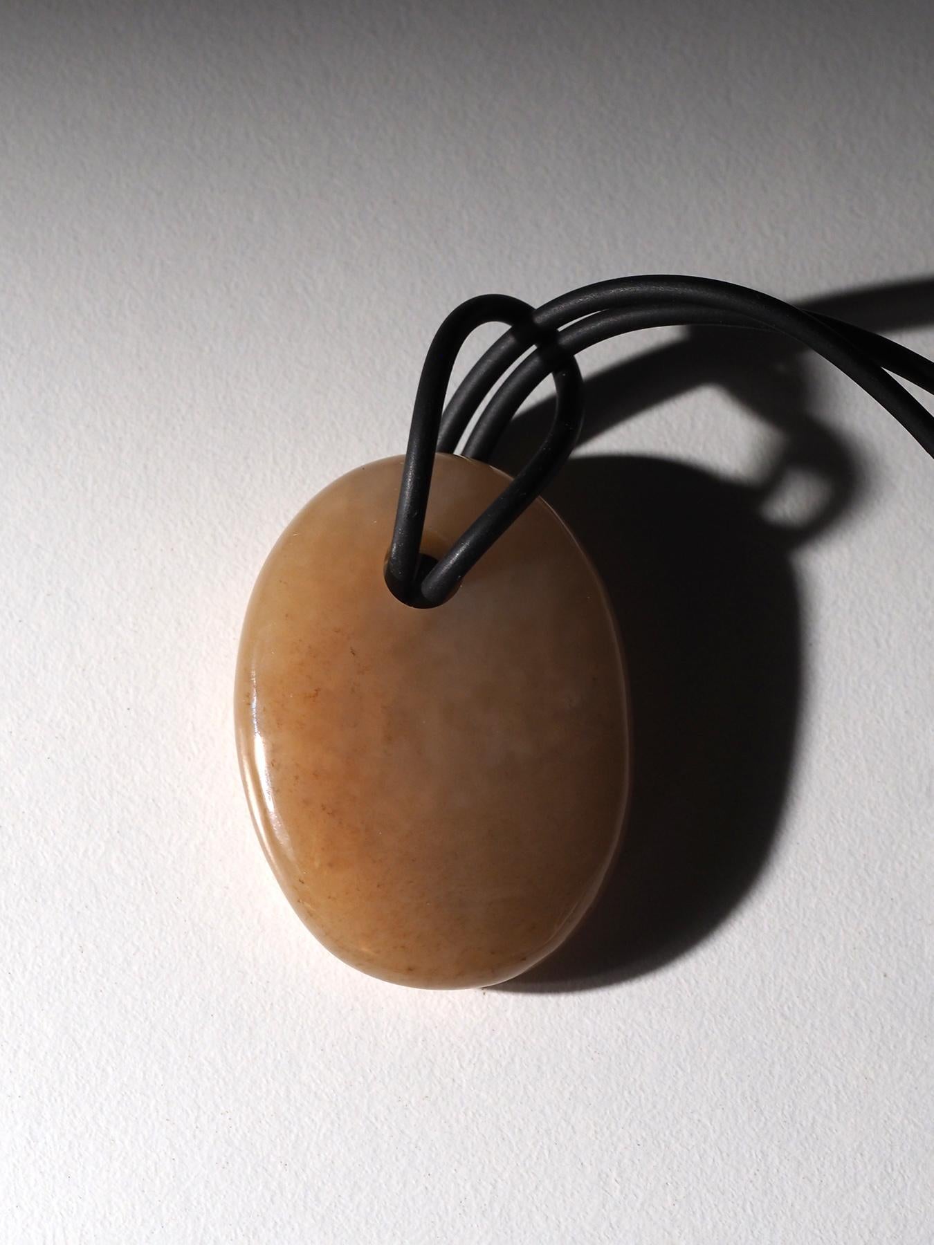 Honig Jade Anhänger auf Gummi Opaque Oval Nephrit Cabochon natürlichen Edelstein im Angebot 6