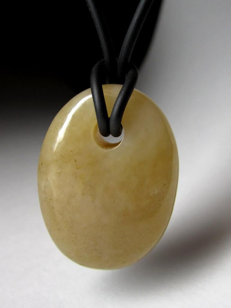 Pendentif avec Jade miel naturel sur caoutchouc 
Dimensions de la pierre - 0,31 x 1,14 x 1,57 in / 8 х 29 х 40 mm
Poids du pendentif - 23.41 grammes
réf. n° 2622
