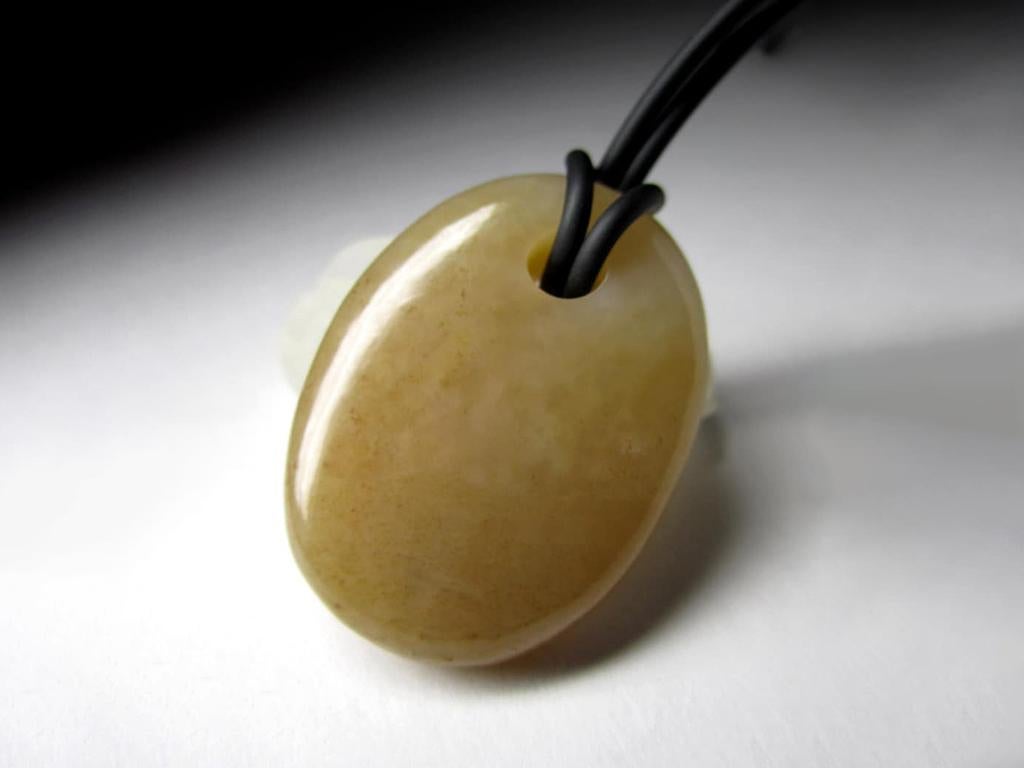 Artisan Pendentif en jade miel sur caoutchouc Cabochon ovale en néphrite opaque Gemmes naturelles en vente