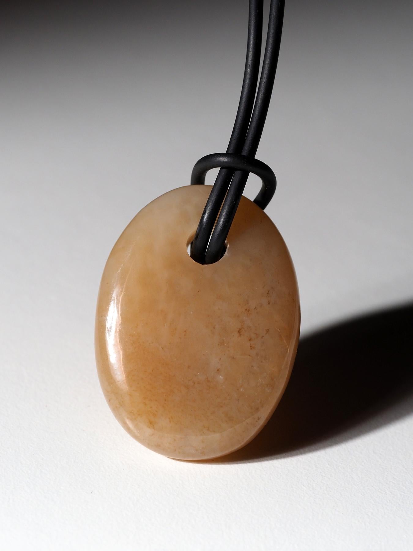 Honig Jade Anhänger auf Gummi Opaque Oval Nephrit Cabochon natürlichen Edelstein (Kunsthandwerker*in) im Angebot