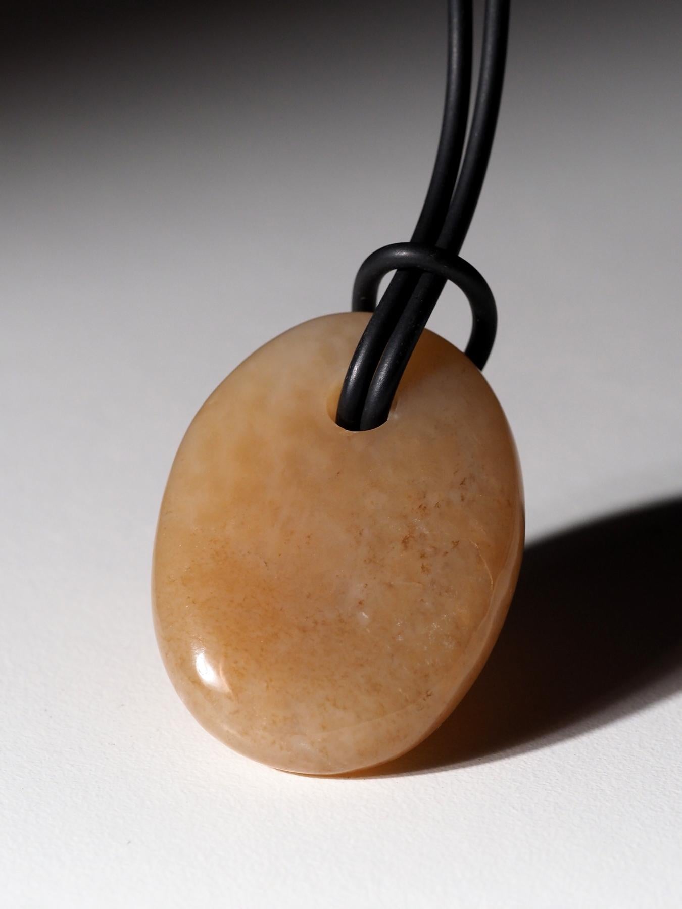 Honig Jade Anhänger auf Gummi Opaque Oval Nephrit Cabochon natürlichen Edelstein für Damen oder Herren im Angebot