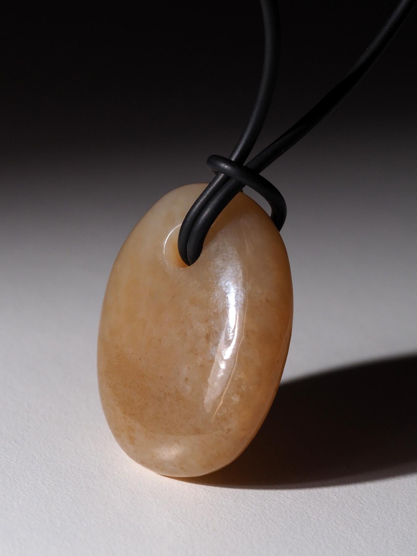 Honig Jade Anhänger auf Gummi Opaque Oval Nephrit Cabochon natürlichen Edelstein im Angebot 1