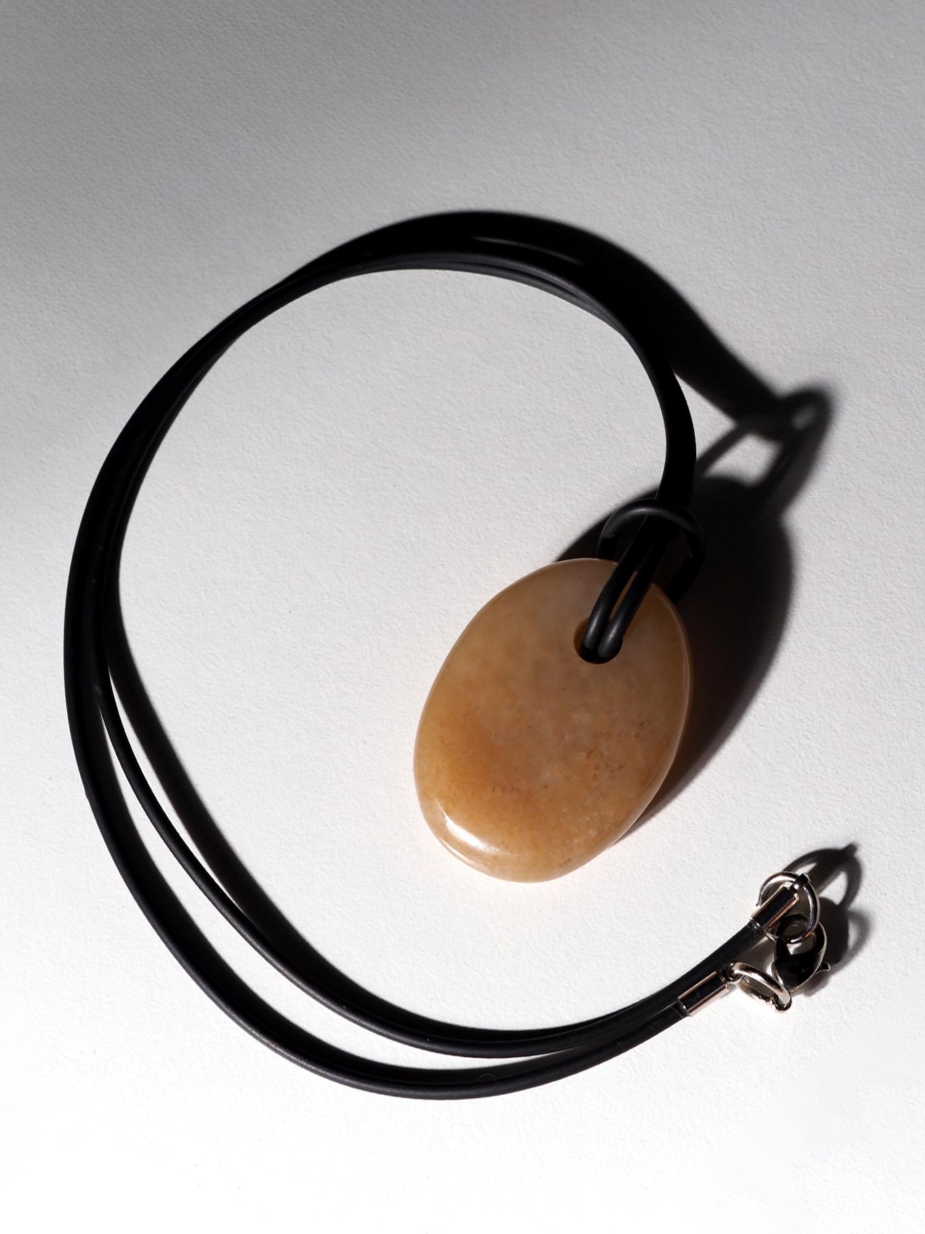 Honig Jade Anhänger auf Gummi Opaque Oval Nephrit Cabochon natürlichen Edelstein im Angebot 2