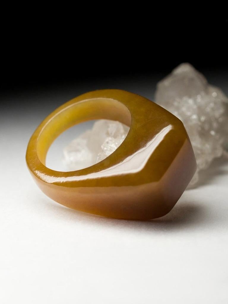 Honey Jade Massiv Ring Seltene Ungewöhnliche Tawny Brown Natürlicher Edelstein für Damen oder Herren im Angebot