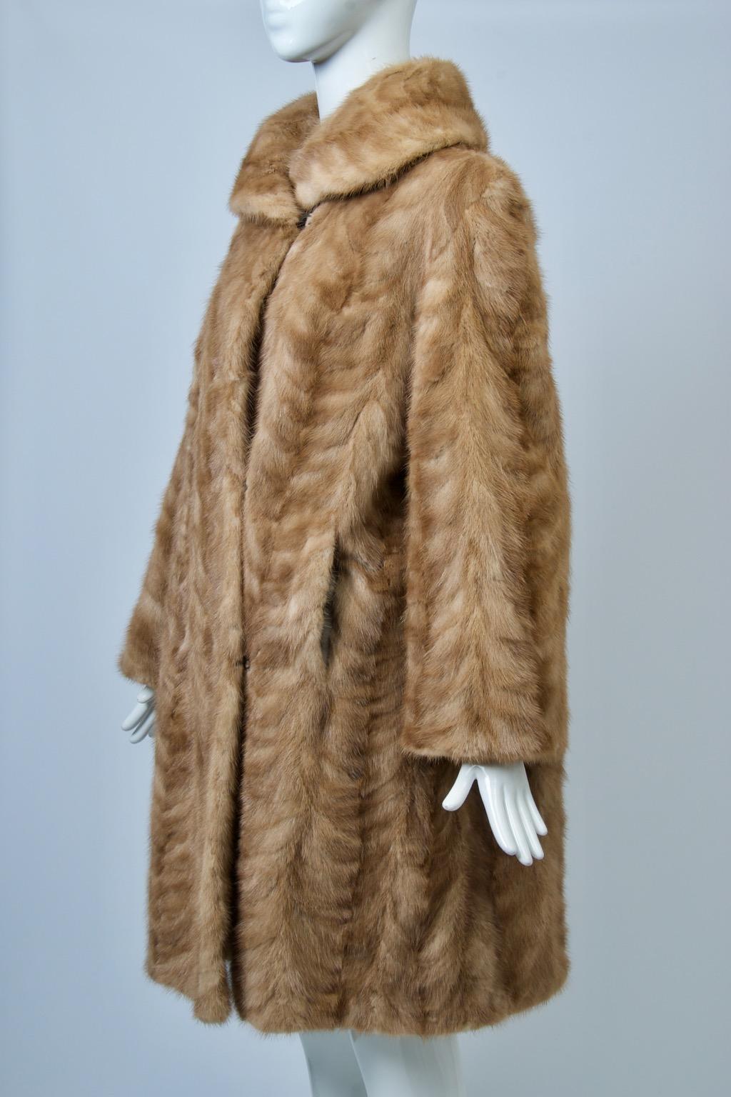 Manteau en vison miel, vers les années 1960 en vente 3