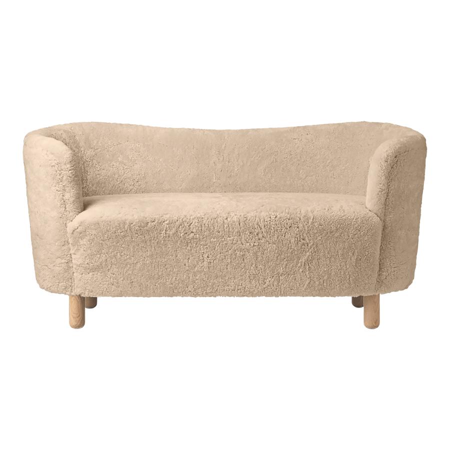 Honey Sheepskin and Natural Oak Mingle Sofa by Lassen
Dimensions: W 154 x D 68 x H 74 cm
Materials: Sheepskin, Oak.
The Mingle sofa was designed in 1935 by architect Flemming Lassen (1902-1984) and was presented at The Copenhagen Cabinetmakers’