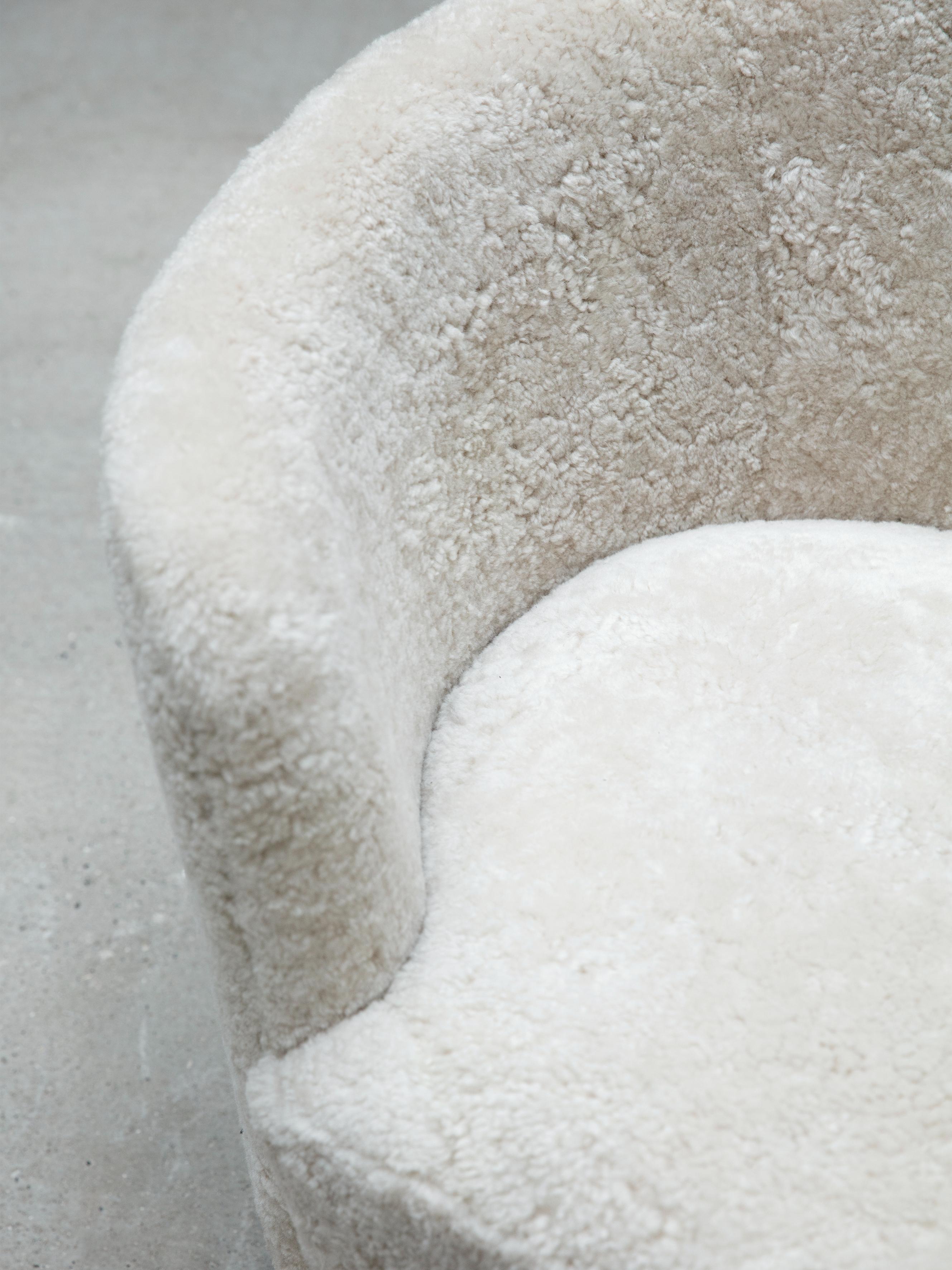Mingle sofa aus honigfarbenem schafsleder und eiche natur by Lassen im Zustand „Neu“ im Angebot in Geneve, CH