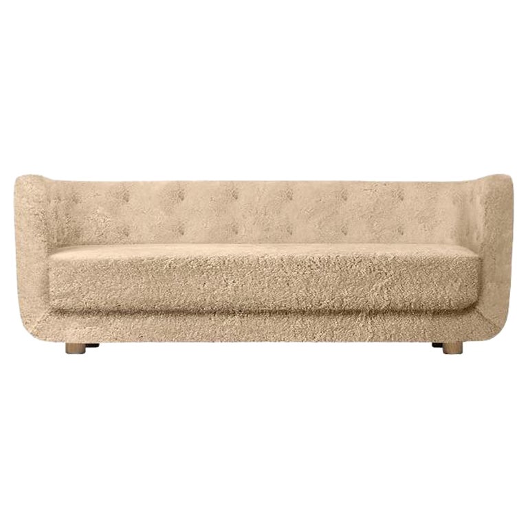 Vilhelm Sofa aus Schafsfell und geräucherter Eiche von Lassen