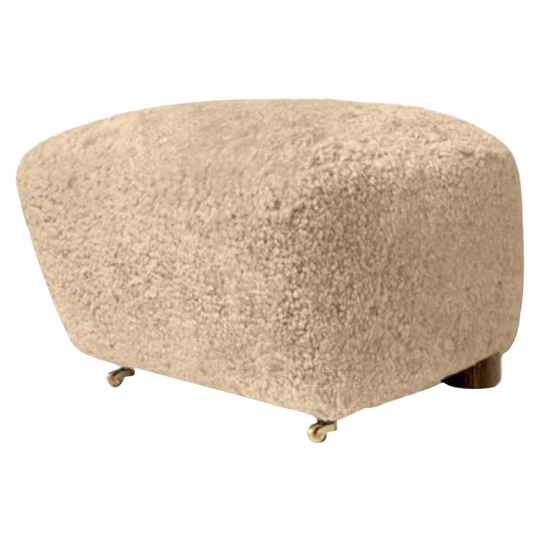 Poufs en chêne fumé miel et peau de mouton, le repose-pieds d'homme fatigué de Lassen