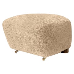 Poufs en chêne fumé miel et peau de mouton, le repose-pieds d'homme fatigué de Lassen