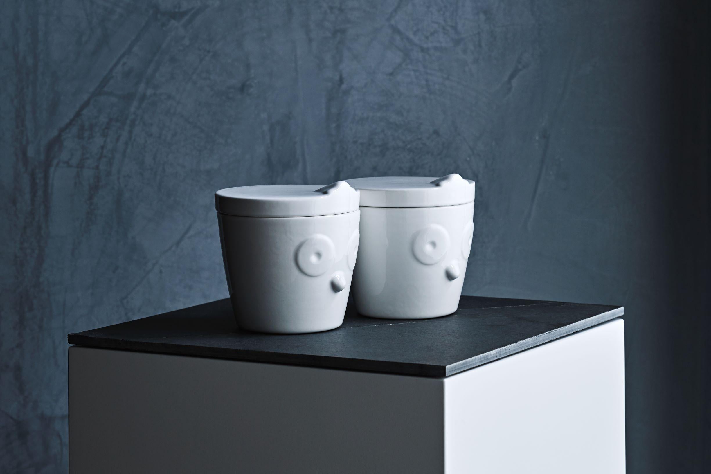 Les bocaux en céramique avec couvercle de la collection Ainu de SoShiro, une collaboration entre l'artiste primé Toru Kaizawa et Shiro Muchiri, sont de taille généreuse et peuvent être utilisés pour le miel, le sucre ou tout autre condiment choisi,