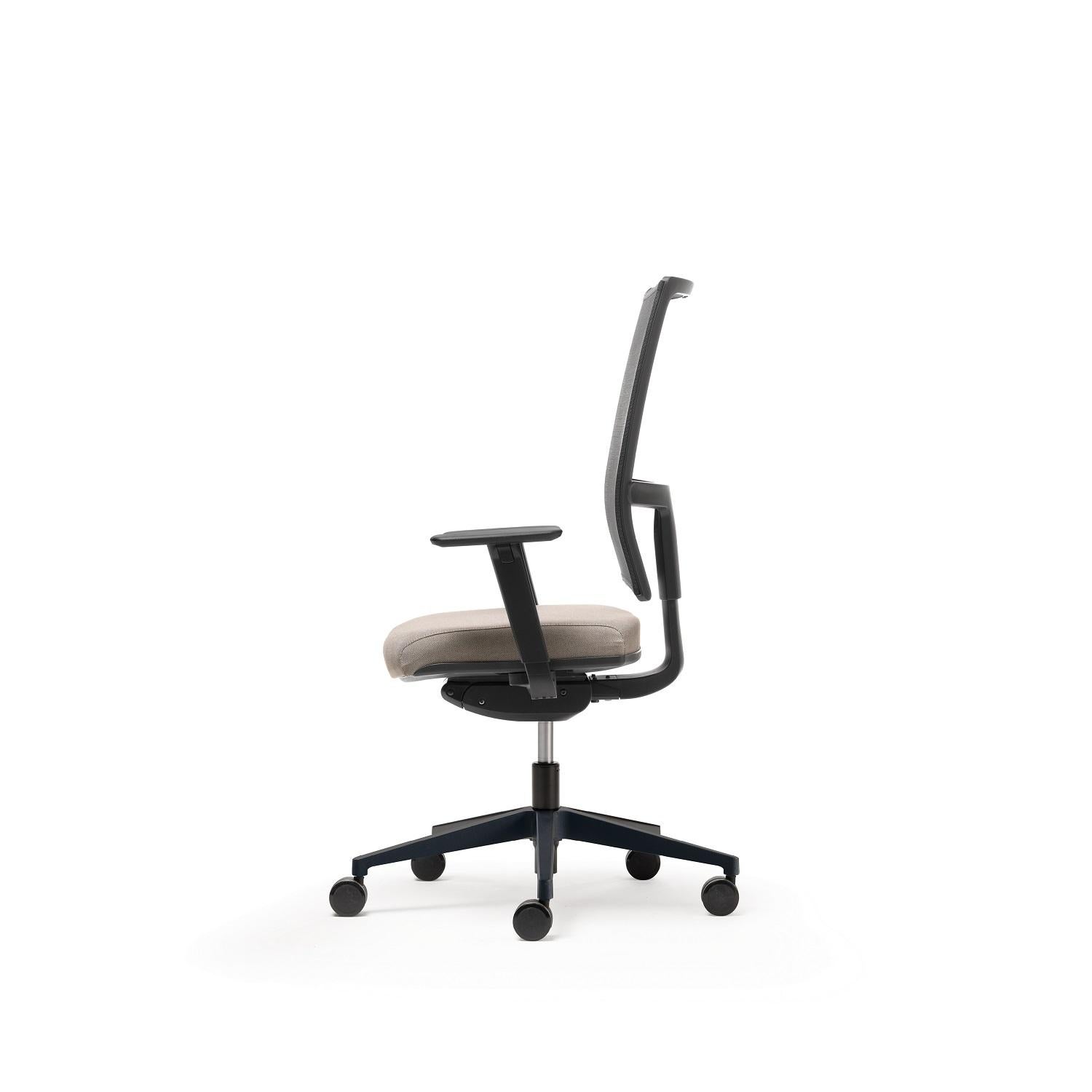 Honey Up High Backrest Managerial Armchair with Armrests by Quinti Sedute In New Condition For Sale In Geneve, CH