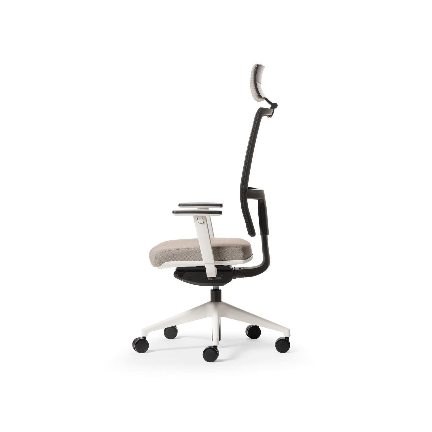 Honey Up High Backrest Managerial Armchair with Headrest by Quinti Sedute In New Condition For Sale In Geneve, CH