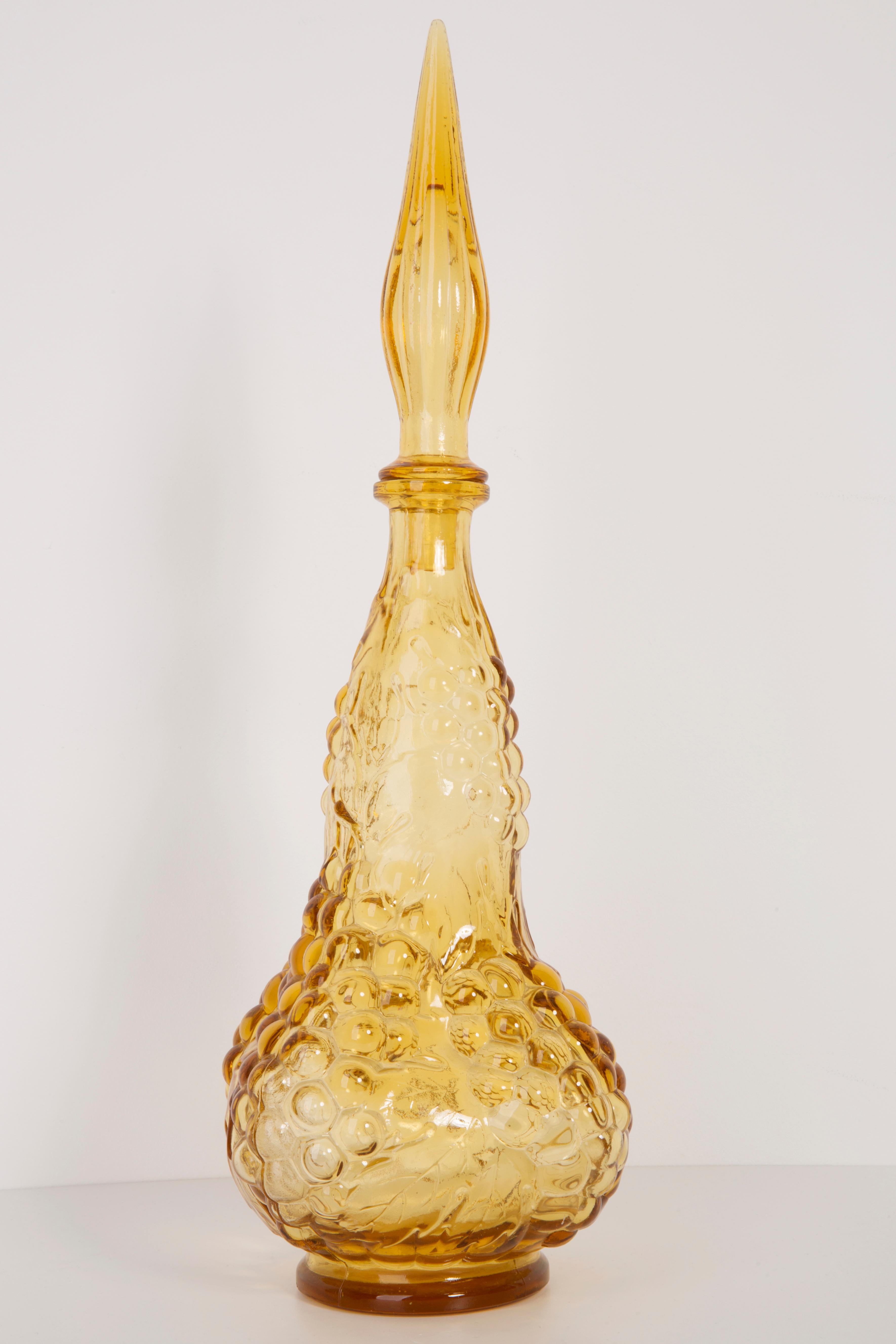 A stunning yellow glass decanter with geometric design, made by one of the many glass manufacturers based in the region of Empoli, Italy. Has 