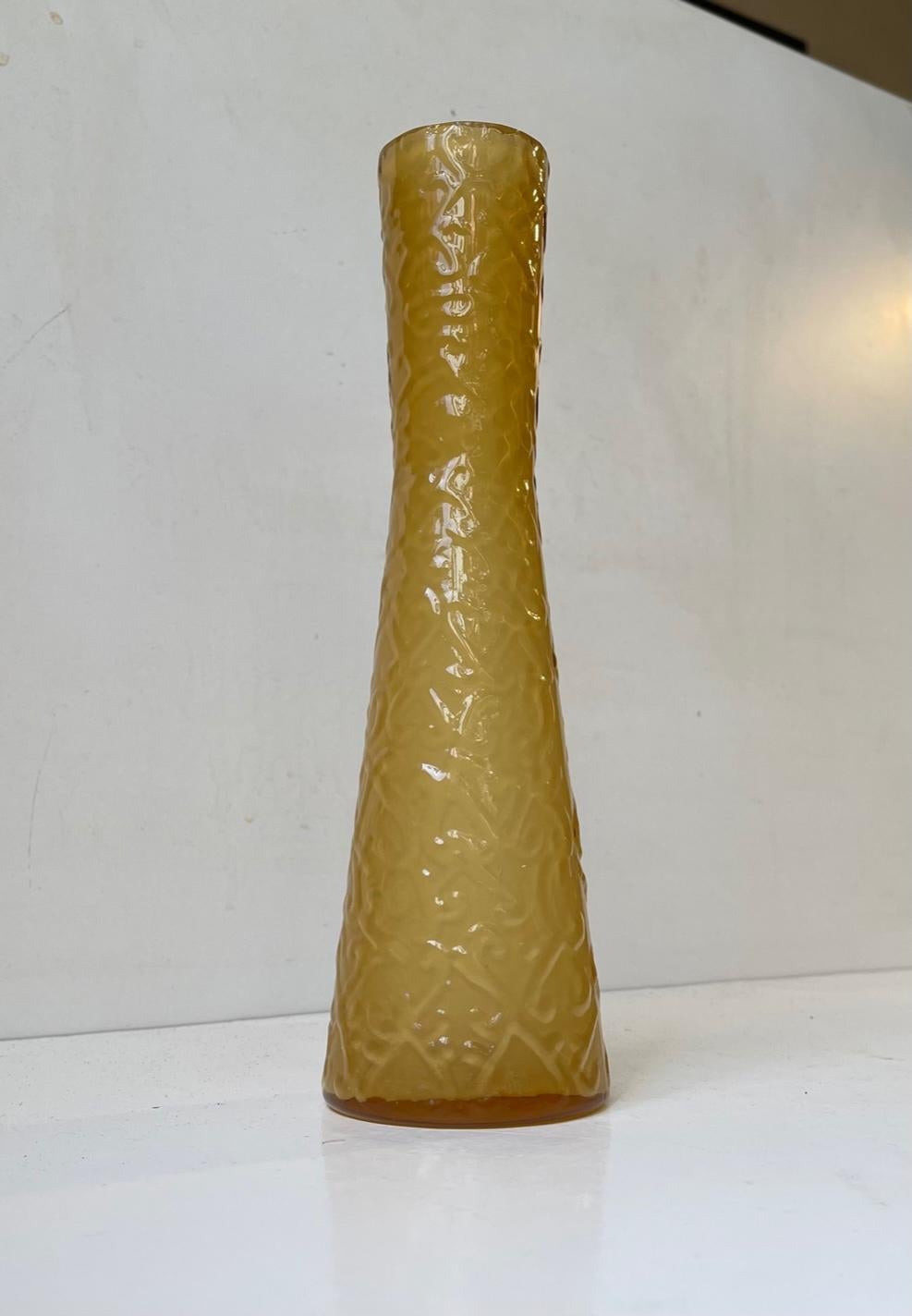 Un raro vaso in vetro testurizzato giallo opaco. Forma del Diablo Hour Glass. Prodotto da Whitefriars nel Regno Unito negli anni '70. Questo disegno è attribuito a Geoffrey Baxter. Misure: H: 25,5 cm, Diametro: 7,5/5 cm.