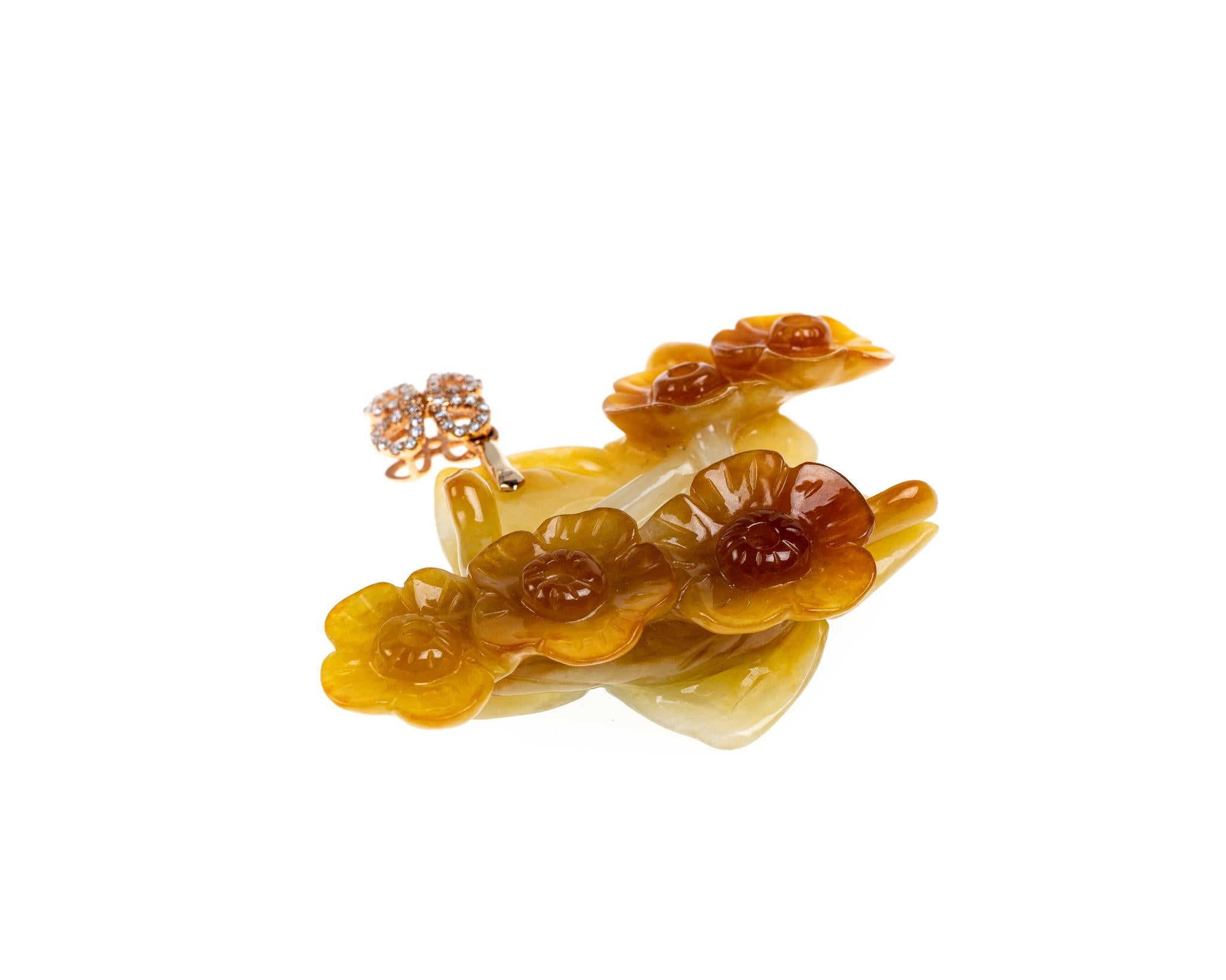 Moderne Pendentif fleur en jadéite jaune miel et jade non traité, certifié GIA en vente