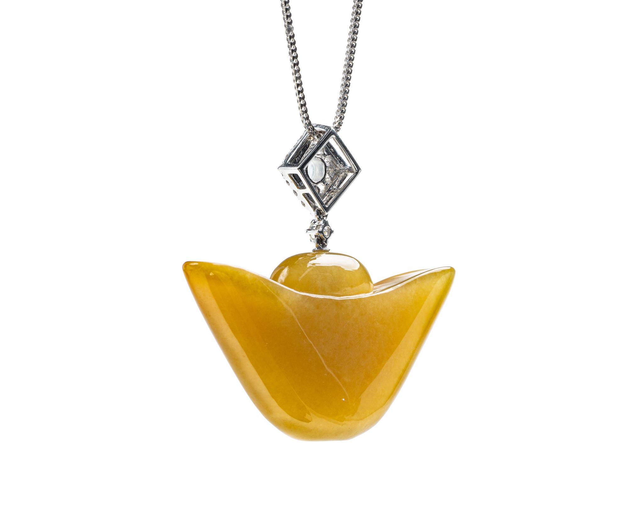 Taille grossière Pendentif en or avec pépite de jade jaune Honey, certifié non traité en vente