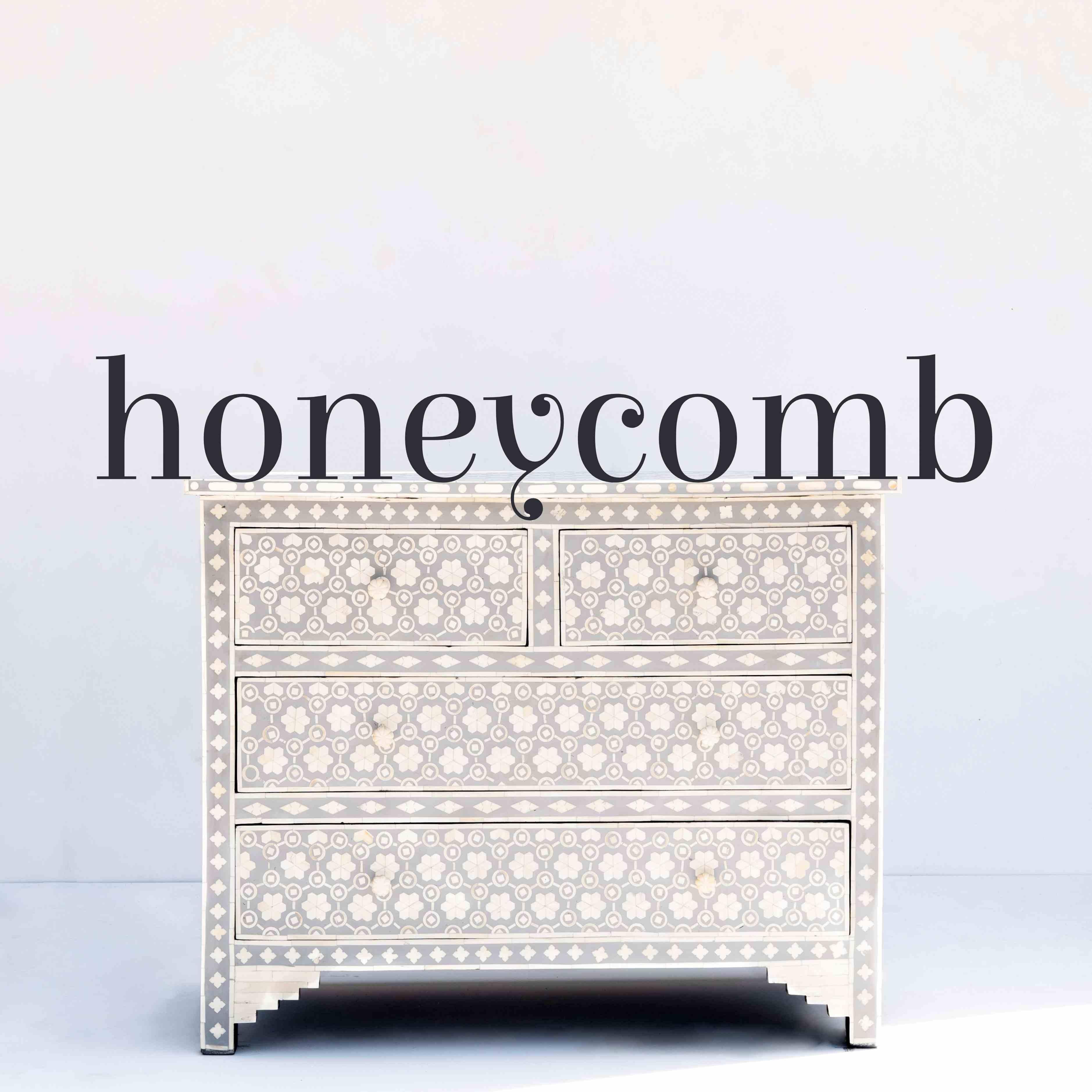 Voici notre exquise commode en marqueterie d'os, une pièce d'apparat indéniable pour toute chambre à coucher ou salle de séjour. Cette superbe commode à quatre tiroirs est entièrement fabriquée à la main et présente des motifs floraux en nid