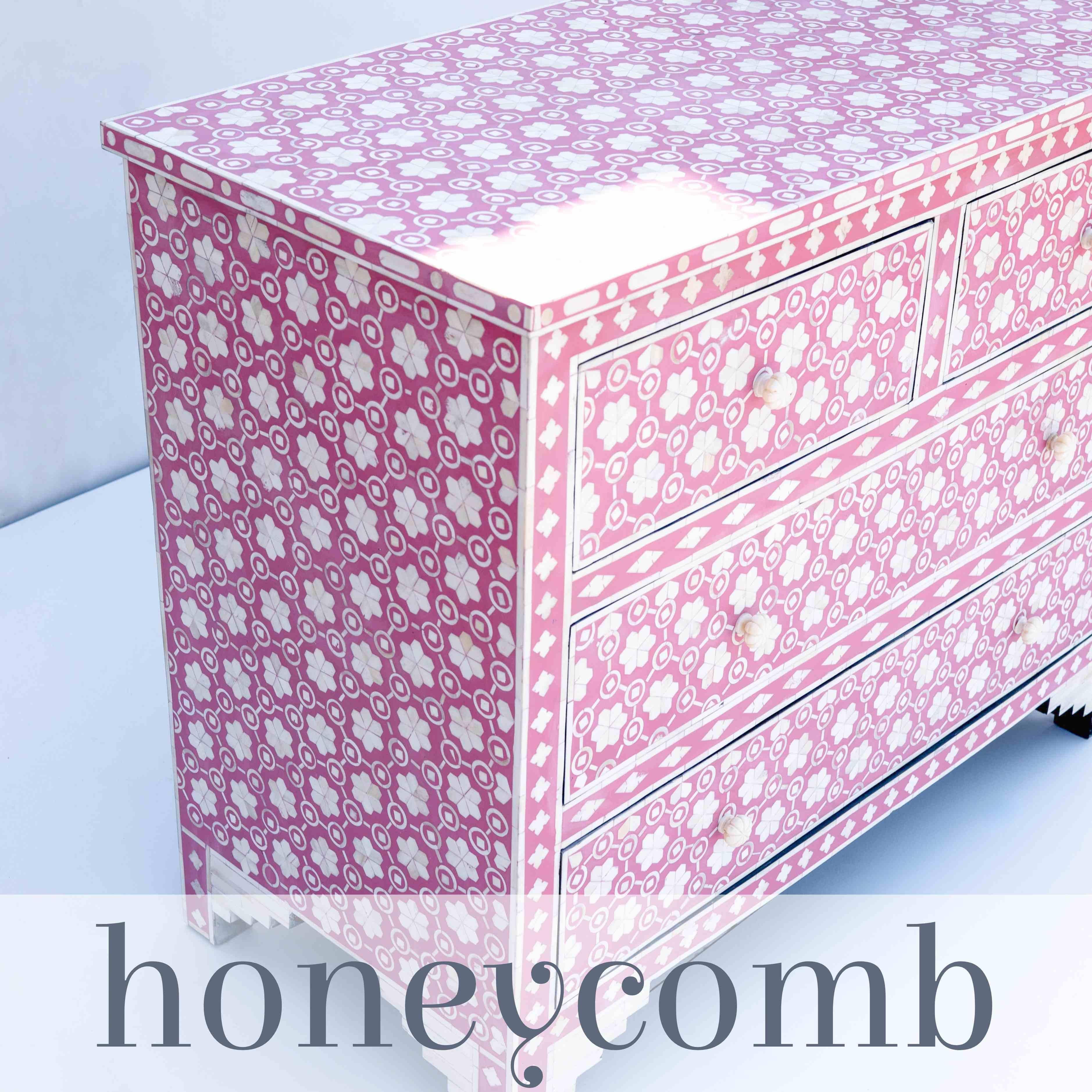 Mid-Century moderno Comò a quattro cassetti Honeycomb Anglo Indian Pink in vendita