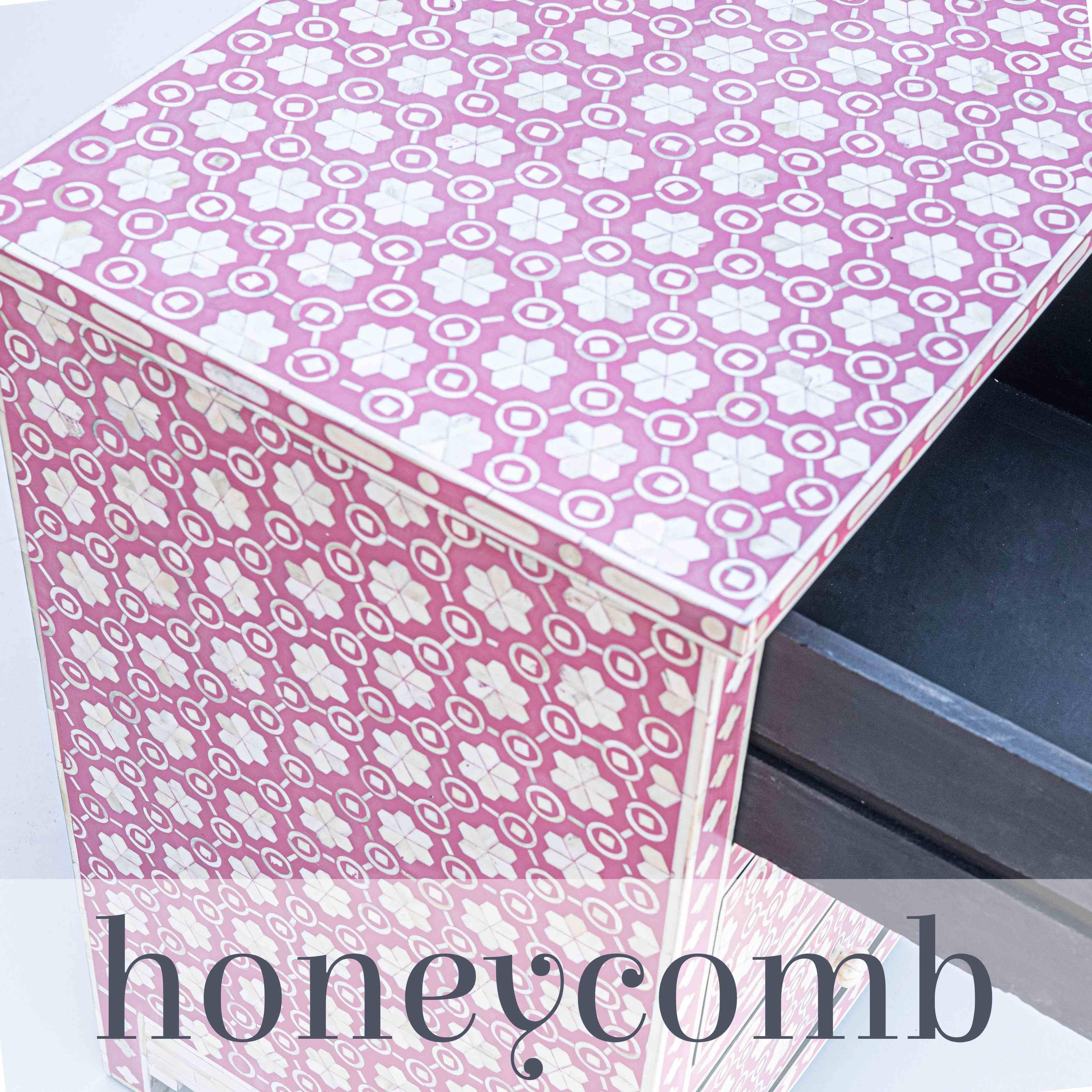 Indiano Comò a quattro cassetti Honeycomb Anglo Indian Pink in vendita