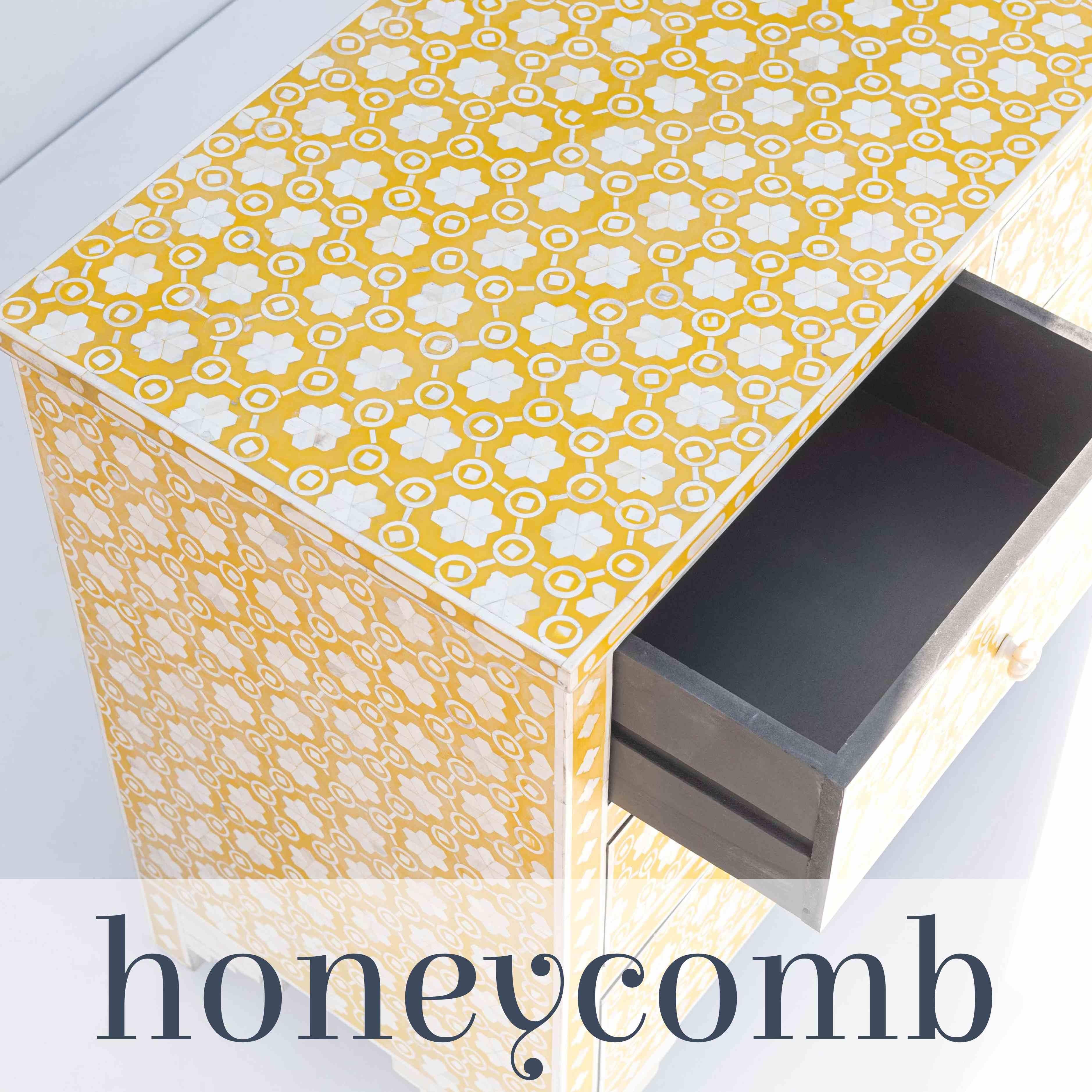 Indien Commodes à quatre tiroirs en nid d'abeille Anglo Indian Yellow en vente