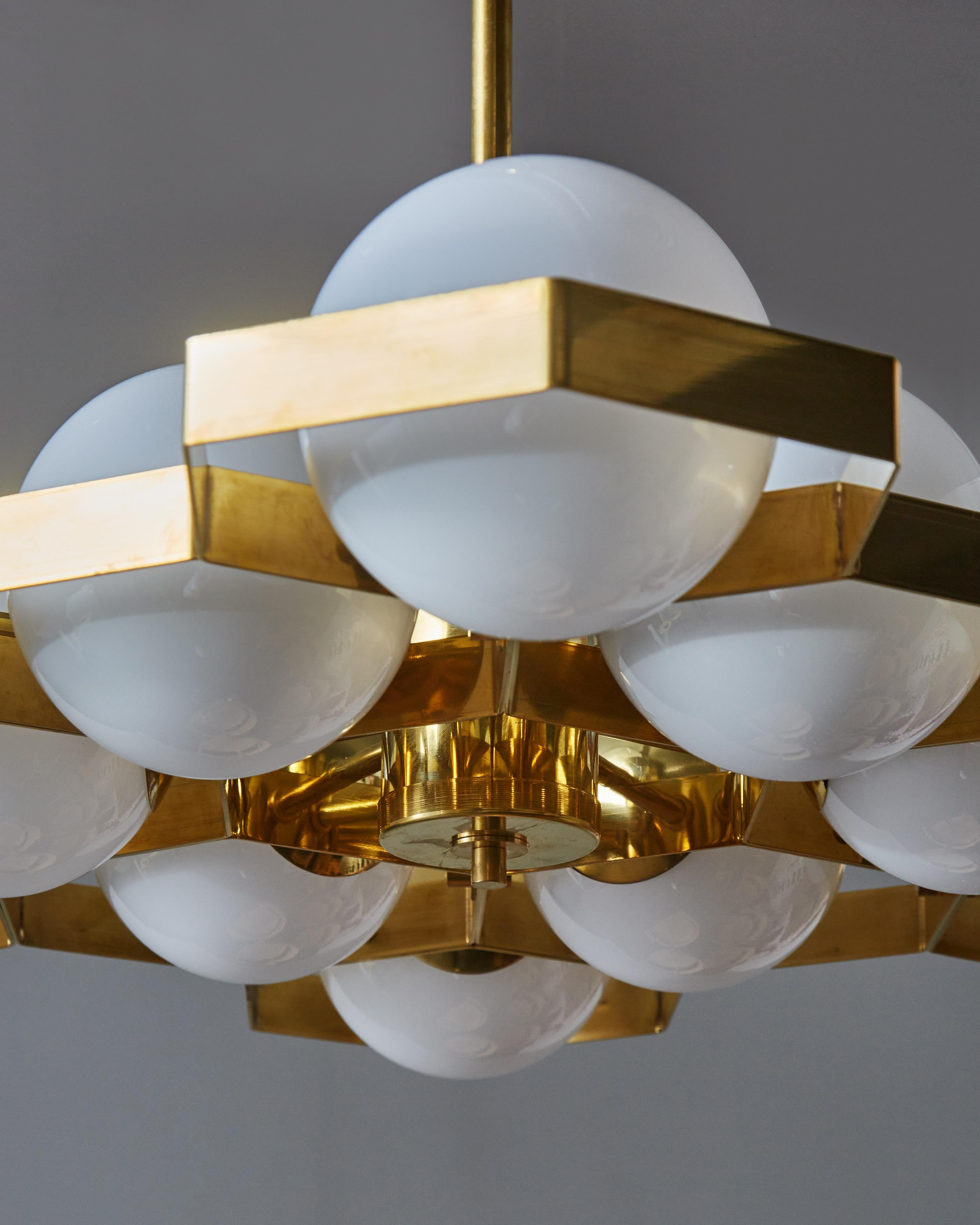 Honeycomb Brass and Glass Chandelier In New Condition In Saint-Ouen, IDF