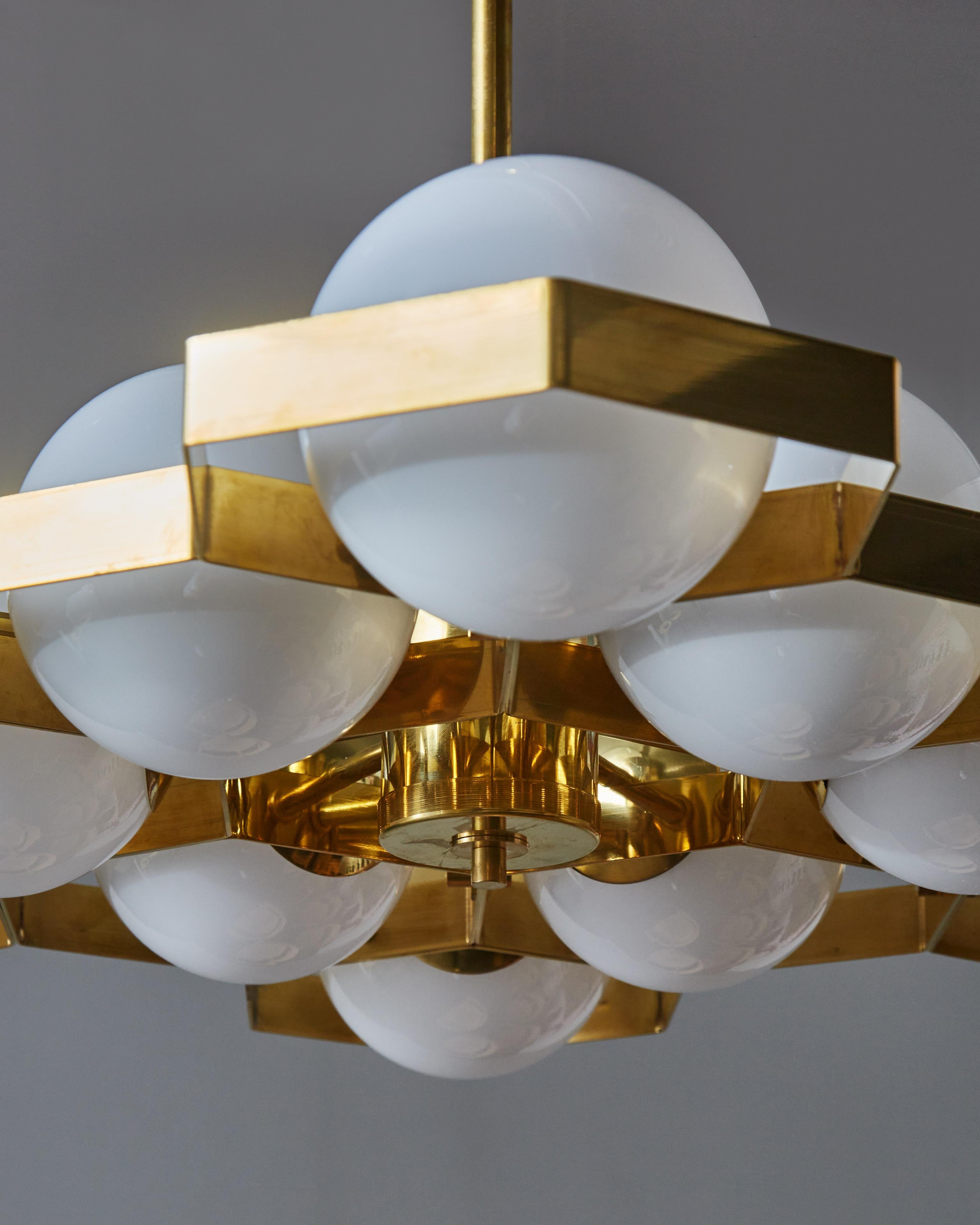 Honeycomb Brass and Glass Chandelier In New Condition For Sale In Saint-Ouen, IDF
