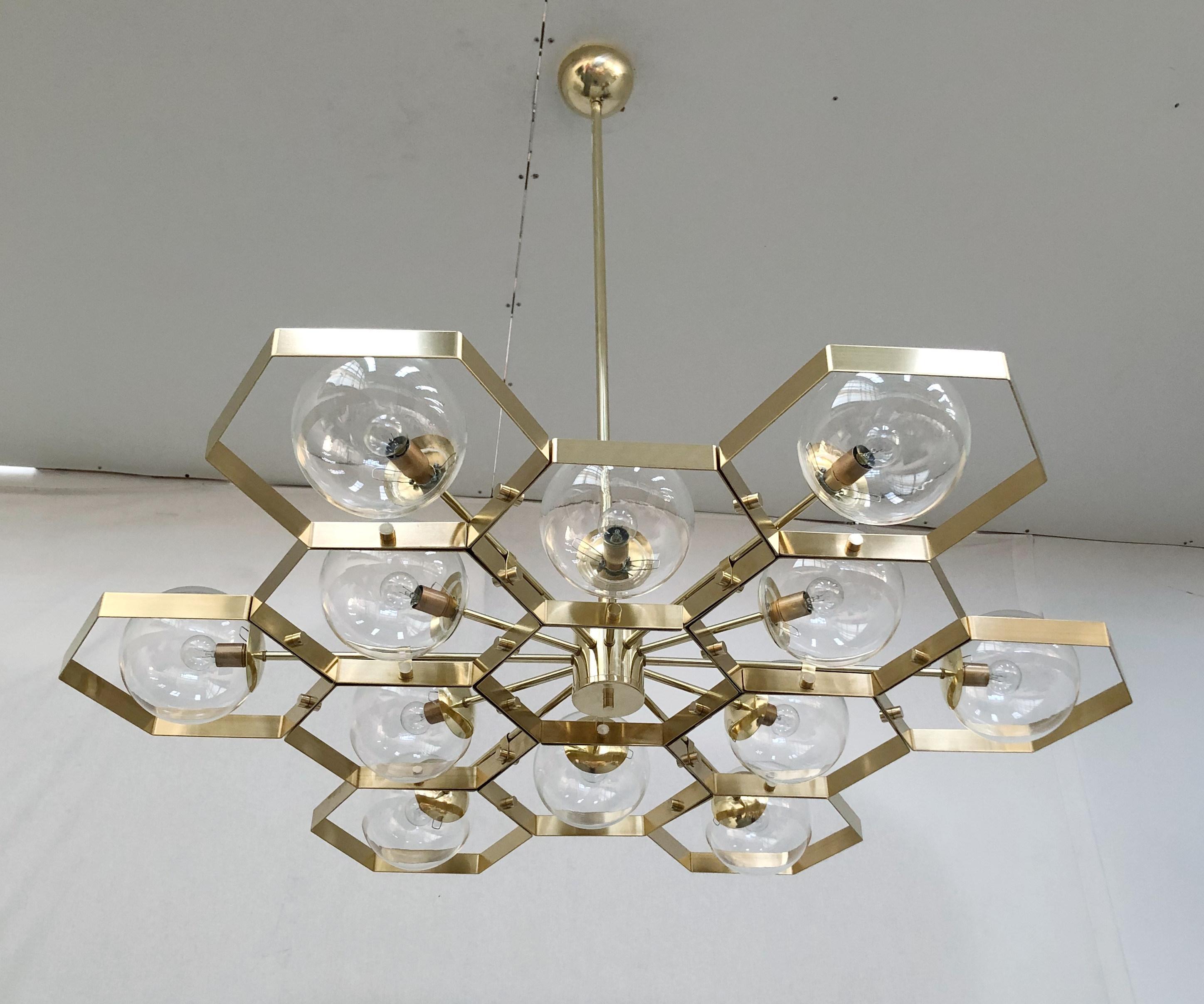 Lampadario moderno italiano con globi in vetro di Murano, montato su una struttura in ottone non laccato / disegnato da Fabio Bergomi per Fabio Ltd, made in Italy
Misure: Diametro 47 pollici, altezza 45 pollici con asta e baldacchino
12 luci / tipo