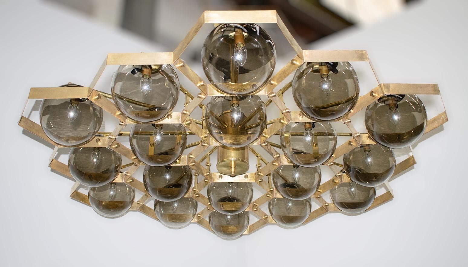 Lustre moderne italien avec globes de Murano fumés et finition en laiton naturel / conçu par Fabio Bergomi pour Fabio LTD, fabriqué en Italie
18 lampes / type E12 ou E14 / max 40W chacune
Mesures : Diamètre 59 pouces, hauteur 30 pouces
Commande