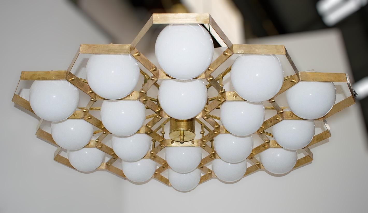 Lampadario moderno italiano con globi di Murano bianchi lucidi e finitura in ottone naturale, disegnato da Fabio Bergomi per Fabio Ltd / Made in Italy
18 luci / tipo E12 o E14 / max 40W ciascuna
Misure: Diametro 59 pollici, altezza 30 pollici con