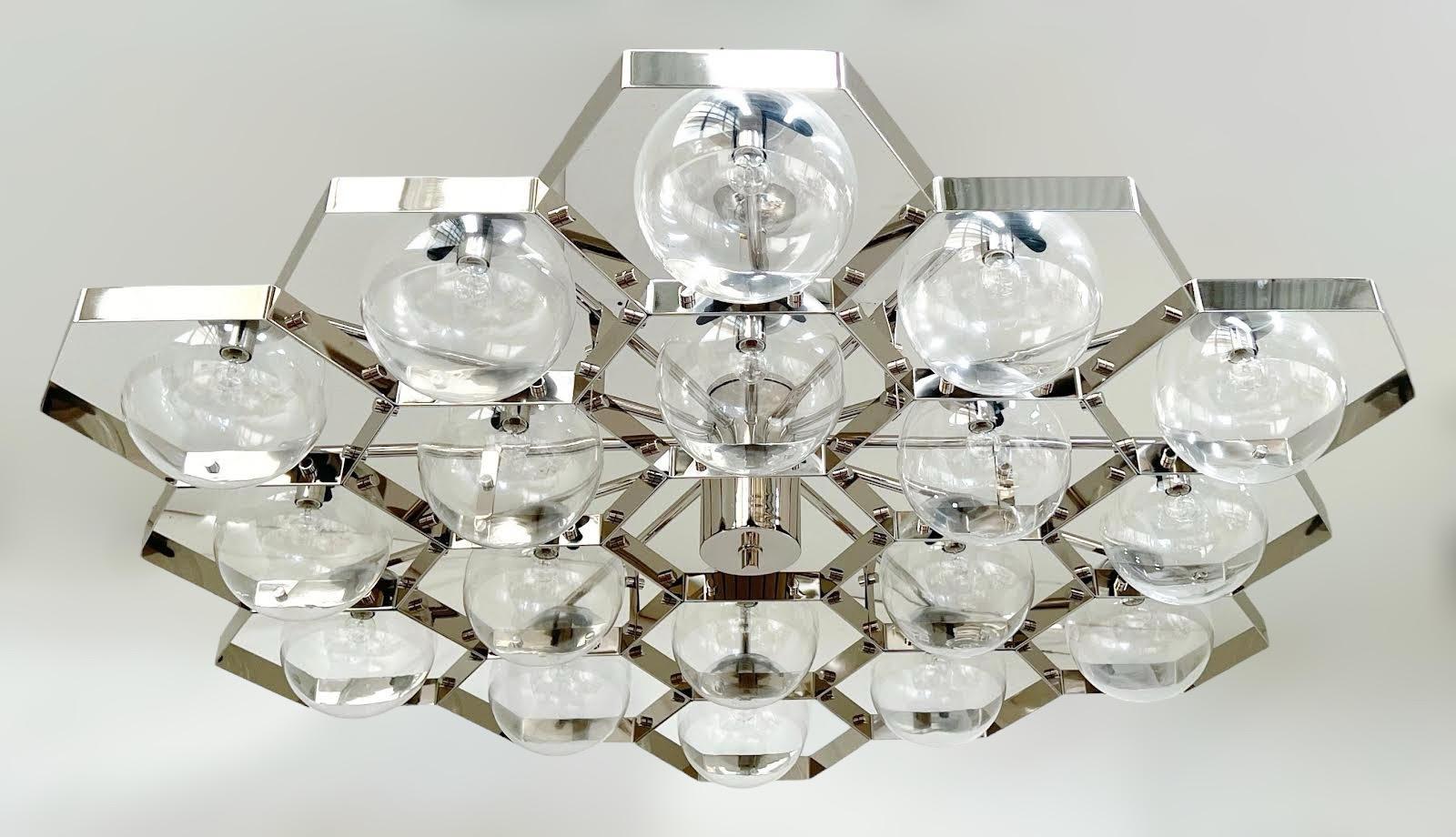 Lustre moderne italien avec globes Murano transparents en finition nickel poli / Design/One par Fabio Bergomi pour Fabio LTD/ Fabriqué en Italie
18 lampes / type E12 ou E14 / max 40W chacune 
Mesures : Diamètre 59 pouces / hauteur 24 pouces
Commande