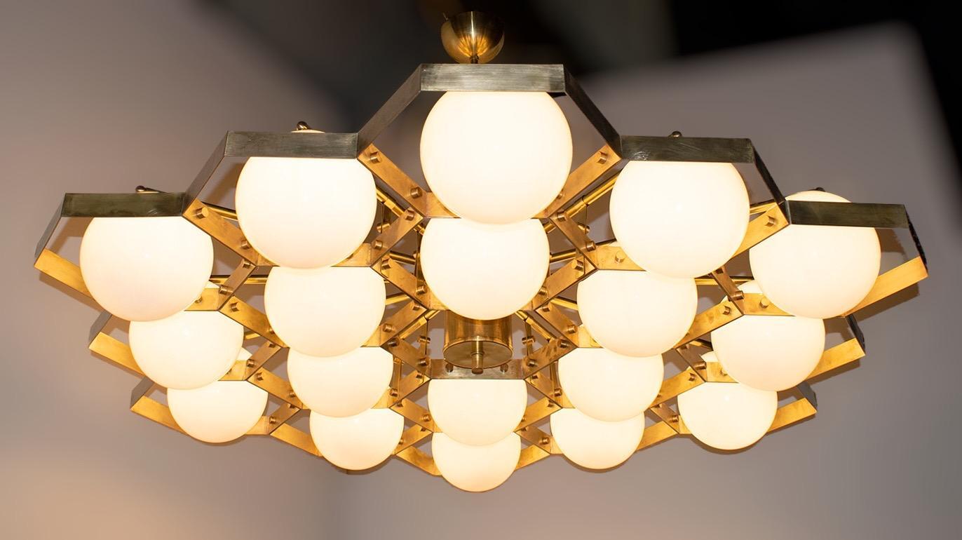 Moderno Lampadario a nido d'ape di Fabio Ltd in vendita