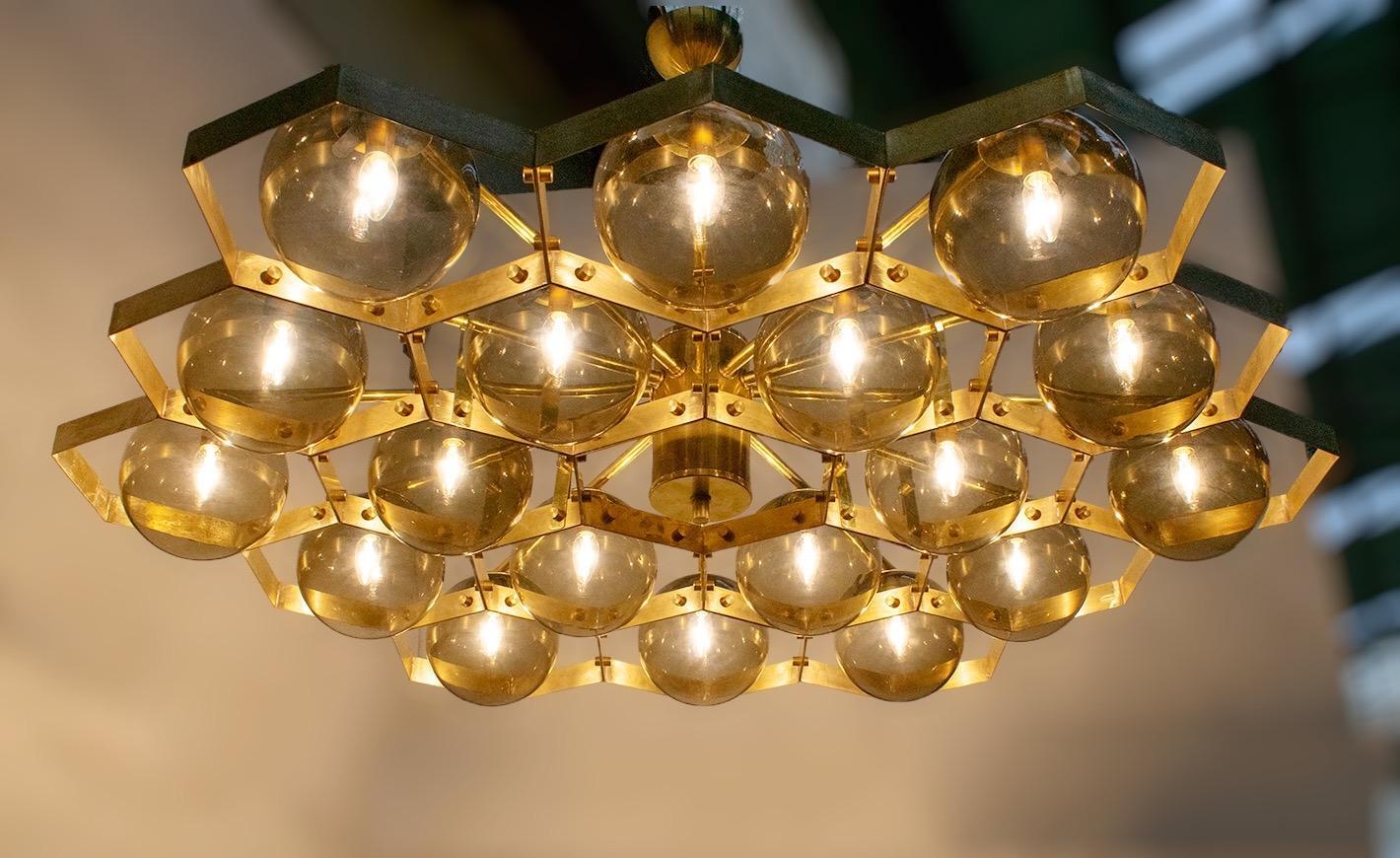 italien Lustre en nid d'abeille de Fabio Ltd en vente