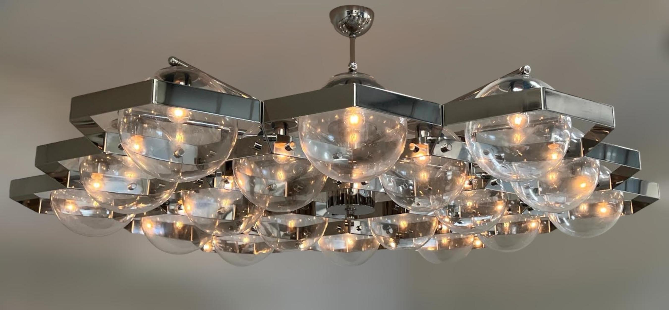 Laiton Lustre en nid d'abeille de Fabio Ltd en vente
