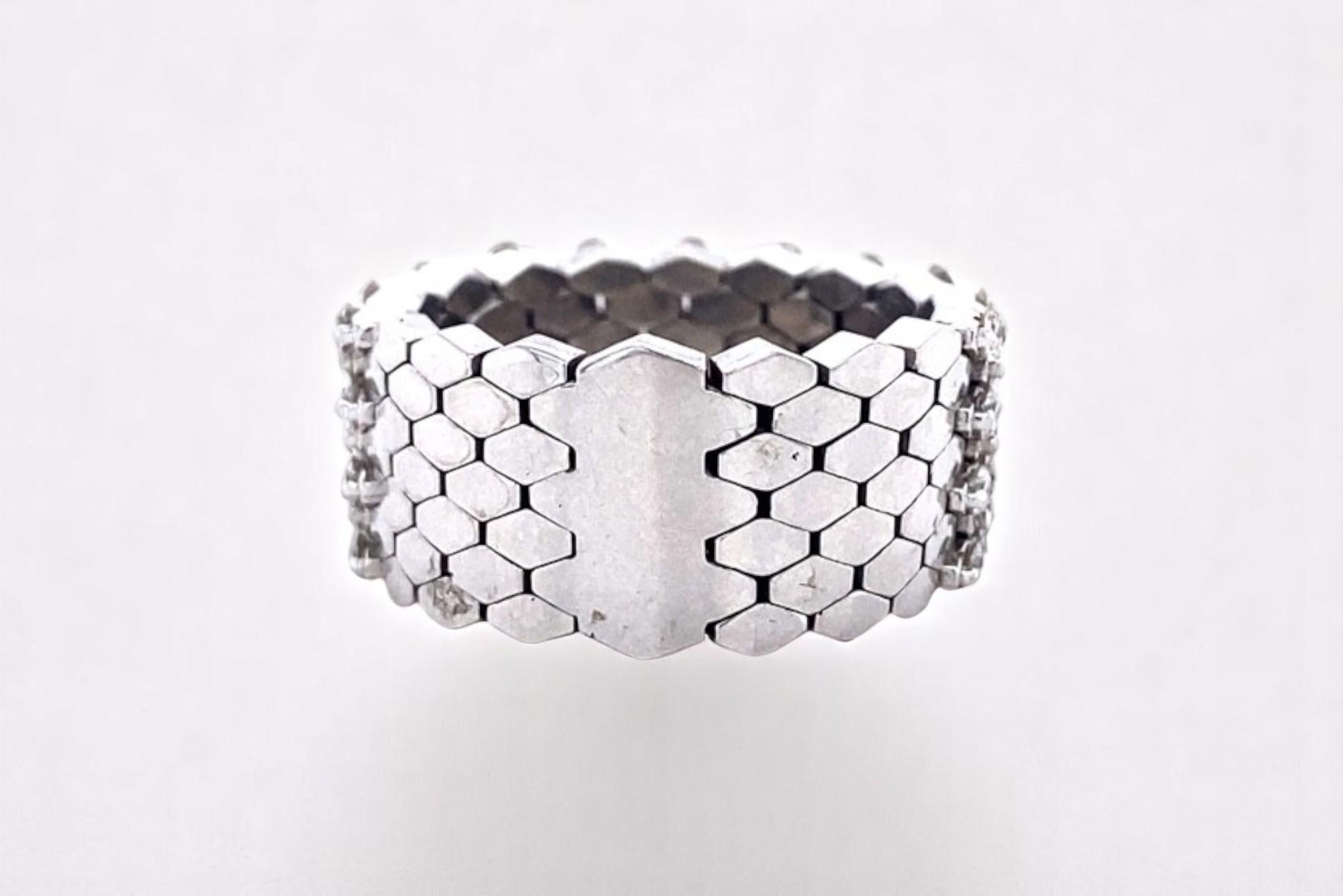 Round Cut Honeycomb Diamond Band Ring in 14K Solid Gold (Certified) For Sale