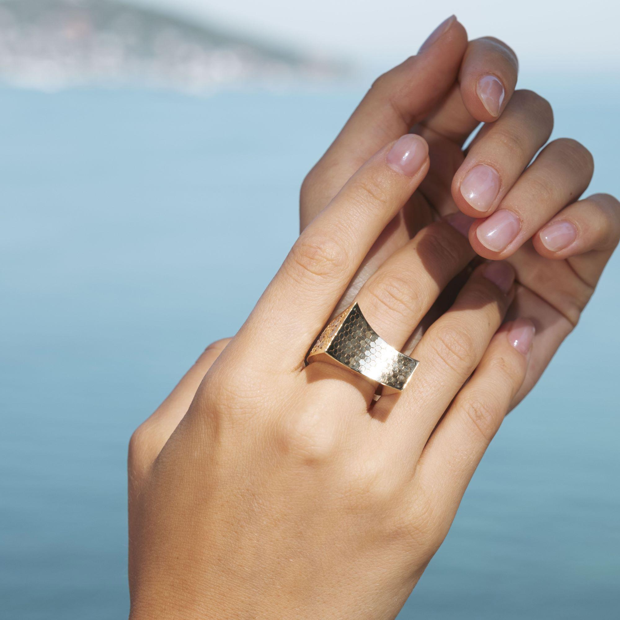 Anello a nido d'ape con dichiarazione floreale - Anello asimmetrico in oro massiccio 14K In condizioni Nuovo in vendita a Patchogue, NY