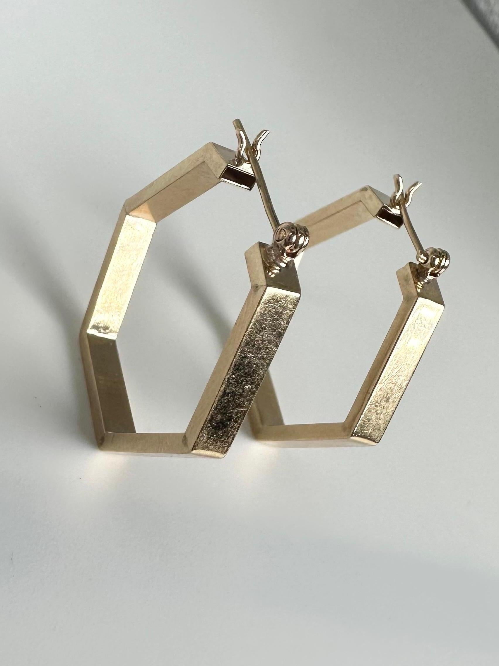 Honeycomb hoop earrings 14KT gold geometric earrings modern minimalistic In Excellent Condition For Sale In Jupiter, FL