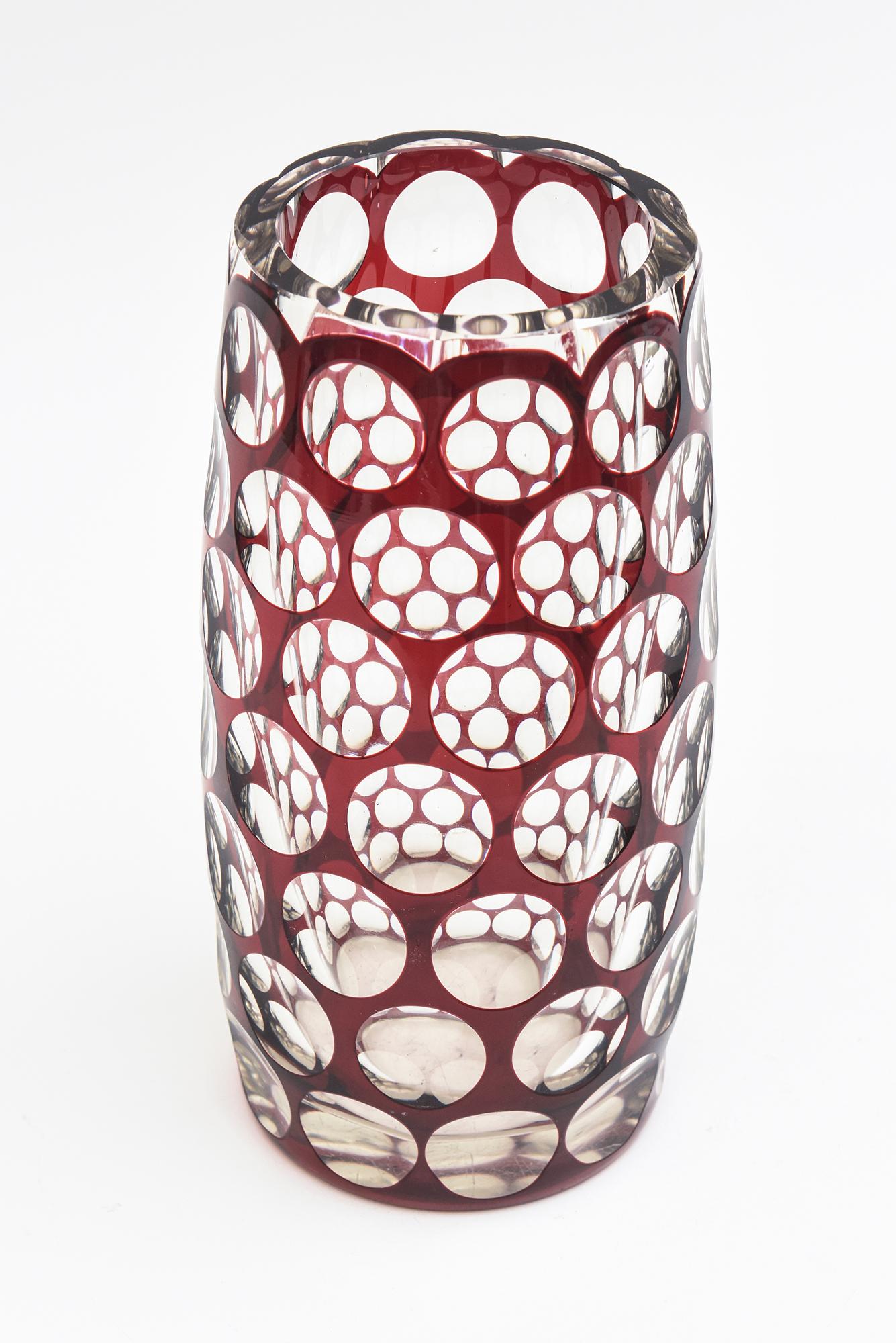 Diese atemberaubende Vase aus bordeauxrotem und klarem geschliffenem Glas hat ein Wabenmuster, das ein optisches Design widerspiegelt. Er sieht aus wie eine Mischung aus Art Deco und Mid Century Modern. Der Rand ist flach geschliffen und poliert und