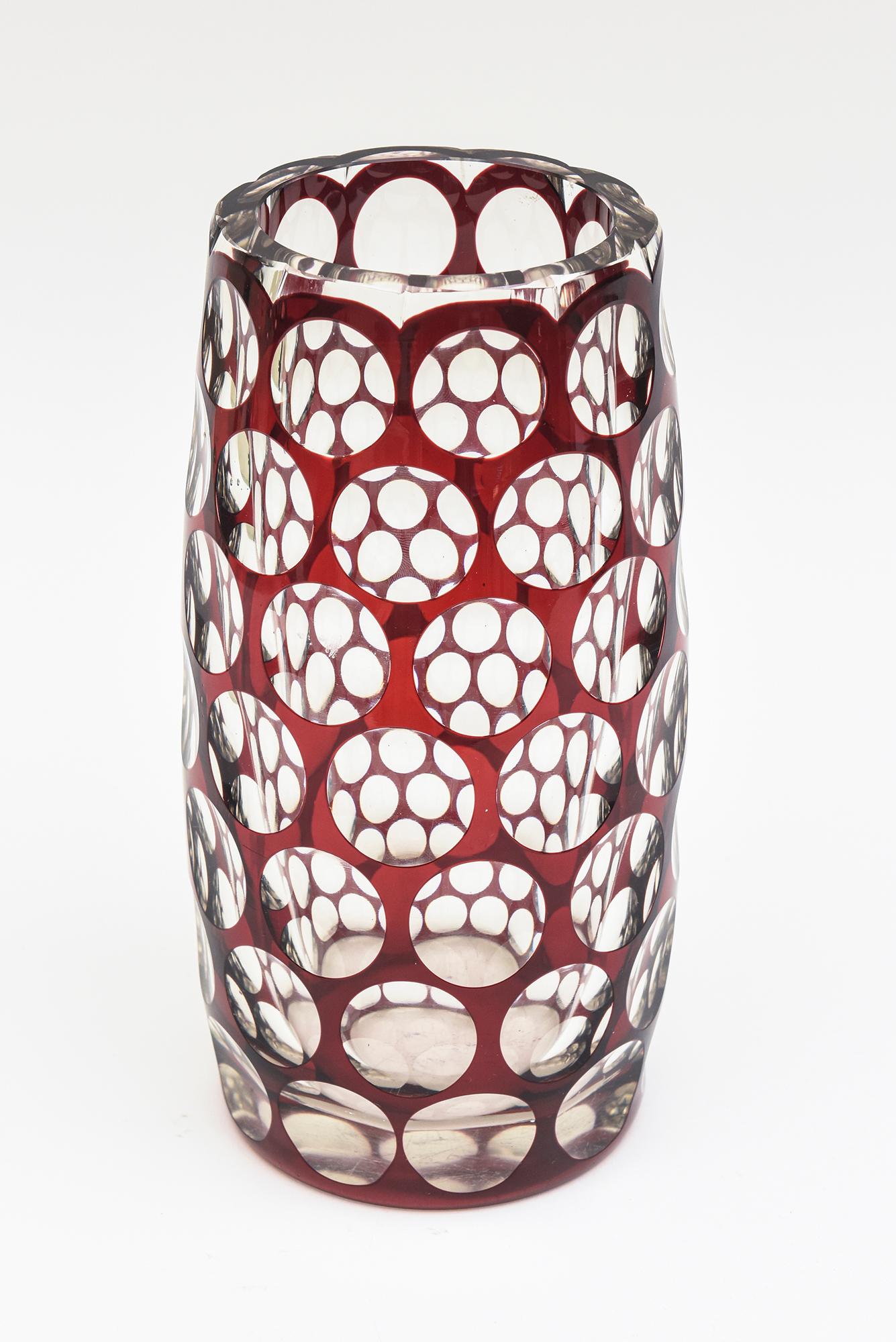 Mid-Century Modern Vase en verre tchèque nid d'abeille Optic Vintage Bourgogne Rouge et Clair en vente